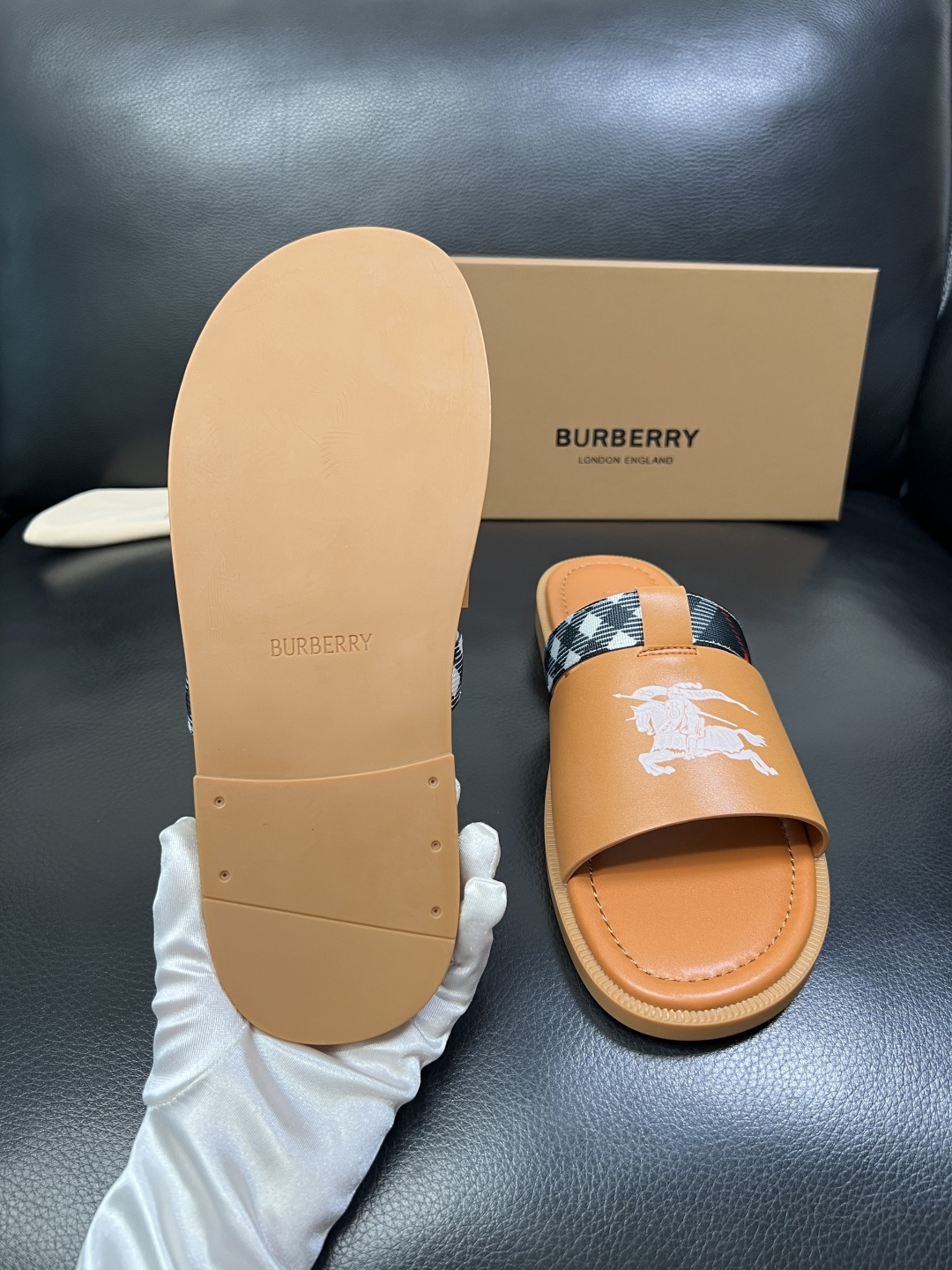BURBERRY 顶级工艺品 巴宝莉 拖鞋专柜同步，原厂配置意大利进口牛皮面料，高品质复杂拼接工艺，进口