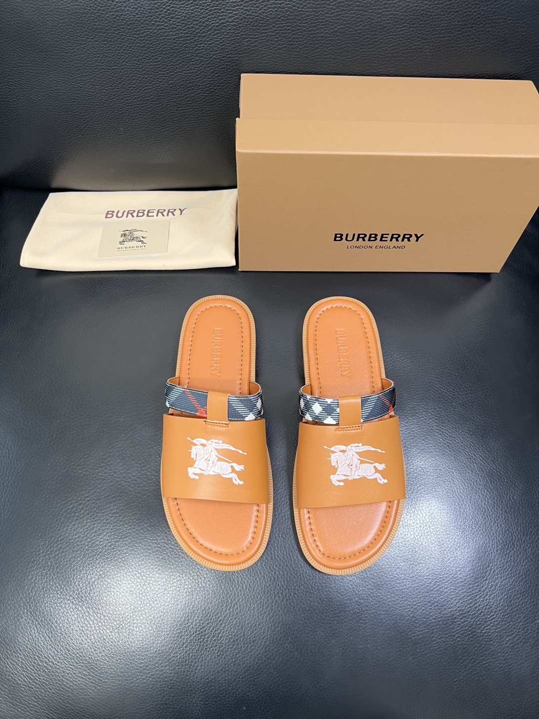 BURBERRY 顶级工艺品 巴宝莉 拖鞋专柜同步，原厂配置意大利进口牛皮面料，高品质复杂拼接工艺，进口
