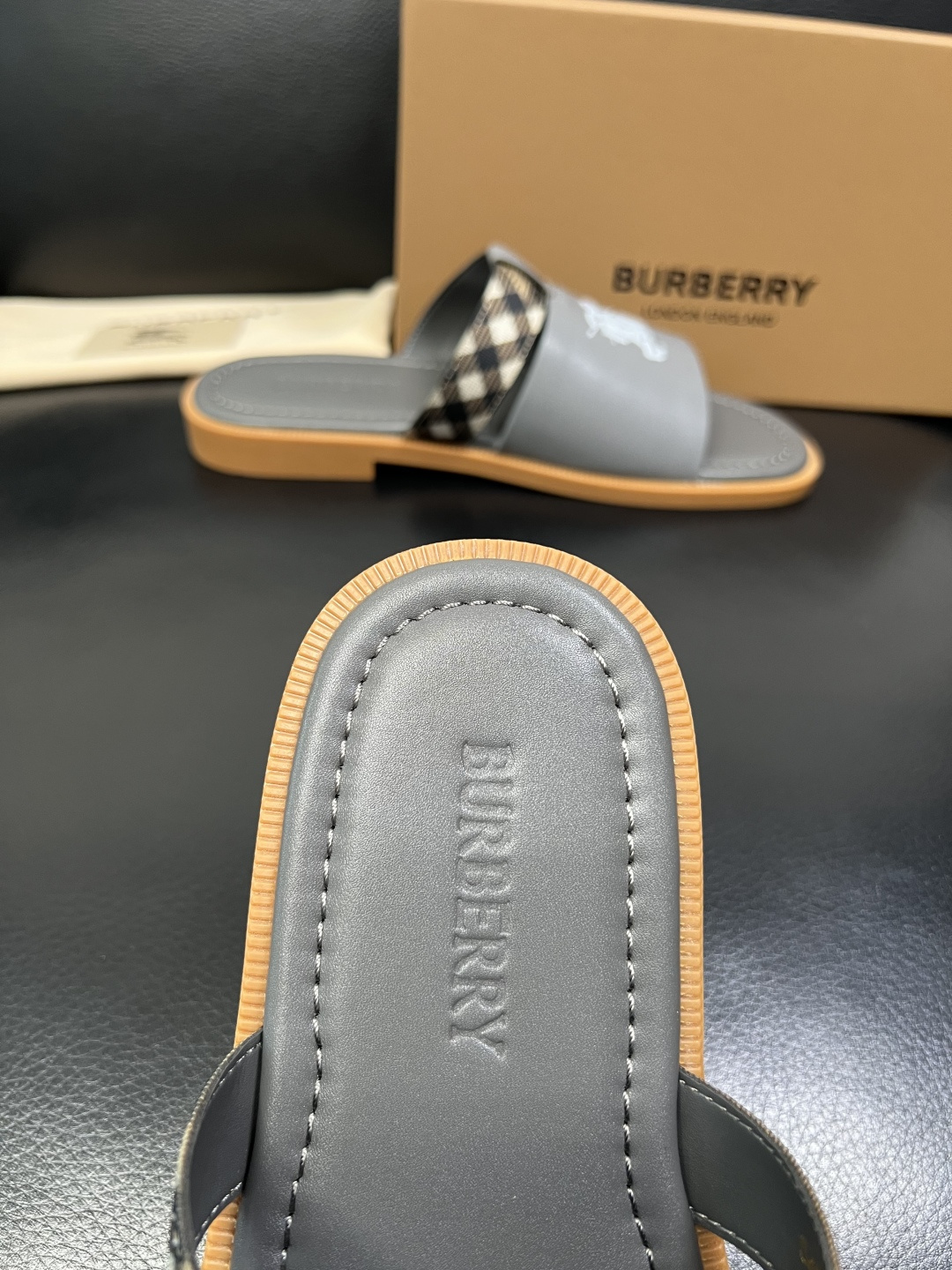 BURBERRY 顶级工艺品 巴宝莉 拖鞋专柜同步，原厂配置意大利进口牛皮面料，高品质复杂拼接工艺，进口