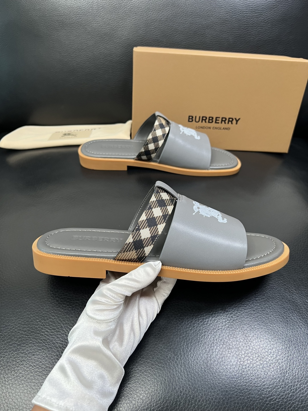 BURBERRY 顶级工艺品 巴宝莉 拖鞋专柜同步，原厂配置意大利进口牛皮面料，高品质复杂拼接工艺，进口
