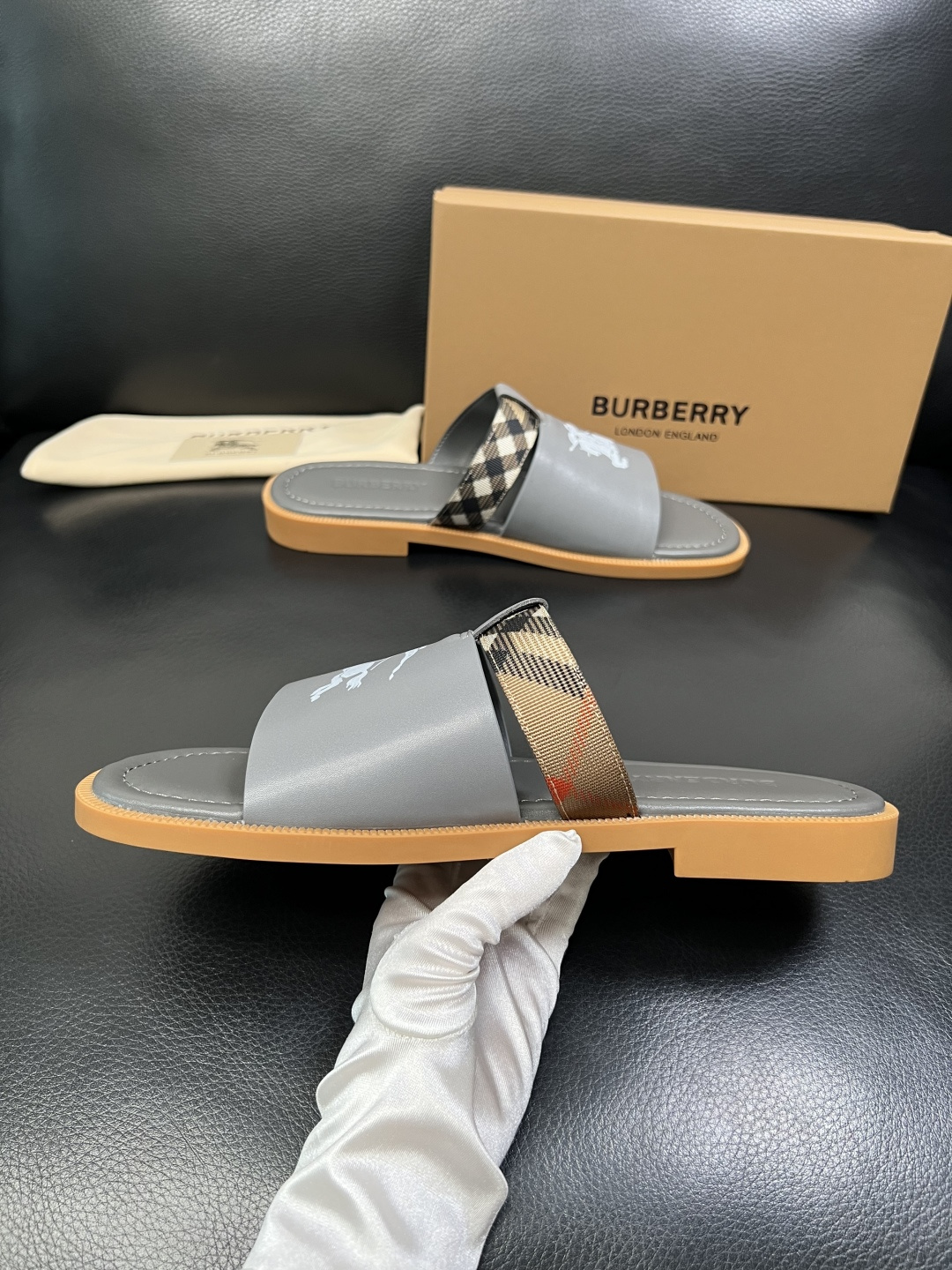 BURBERRY 顶级工艺品 巴宝莉 拖鞋专柜同步，原厂配置意大利进口牛皮面料，高品质复杂拼接工艺，进口