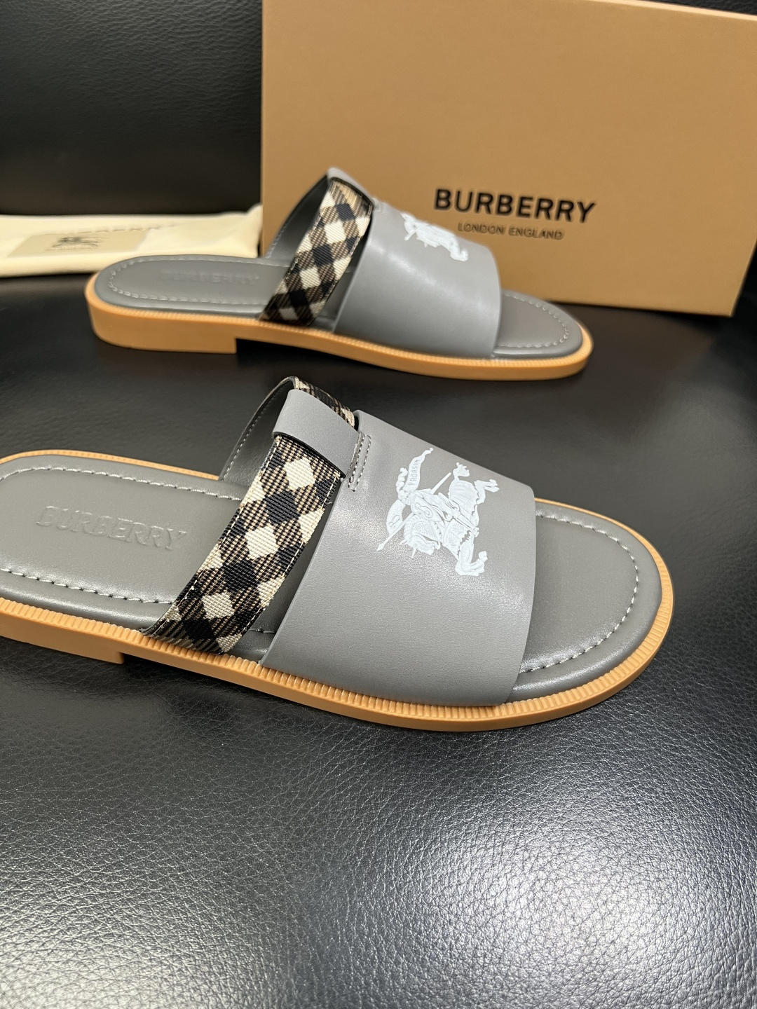 BURBERRY 顶级工艺品 巴宝莉 拖鞋专柜同步，原厂配置意大利进口牛皮面料，高品质复杂拼接工艺，进口