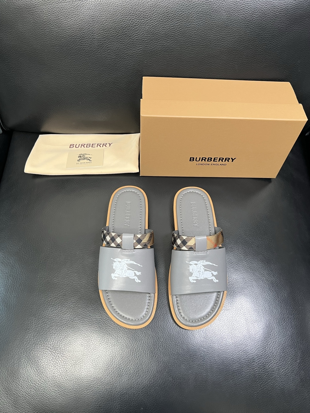 BURBERRY 顶级工艺品 巴宝莉 拖鞋专柜同步，原厂配置意大利进口牛皮面料，高品质复杂拼接工艺，进口