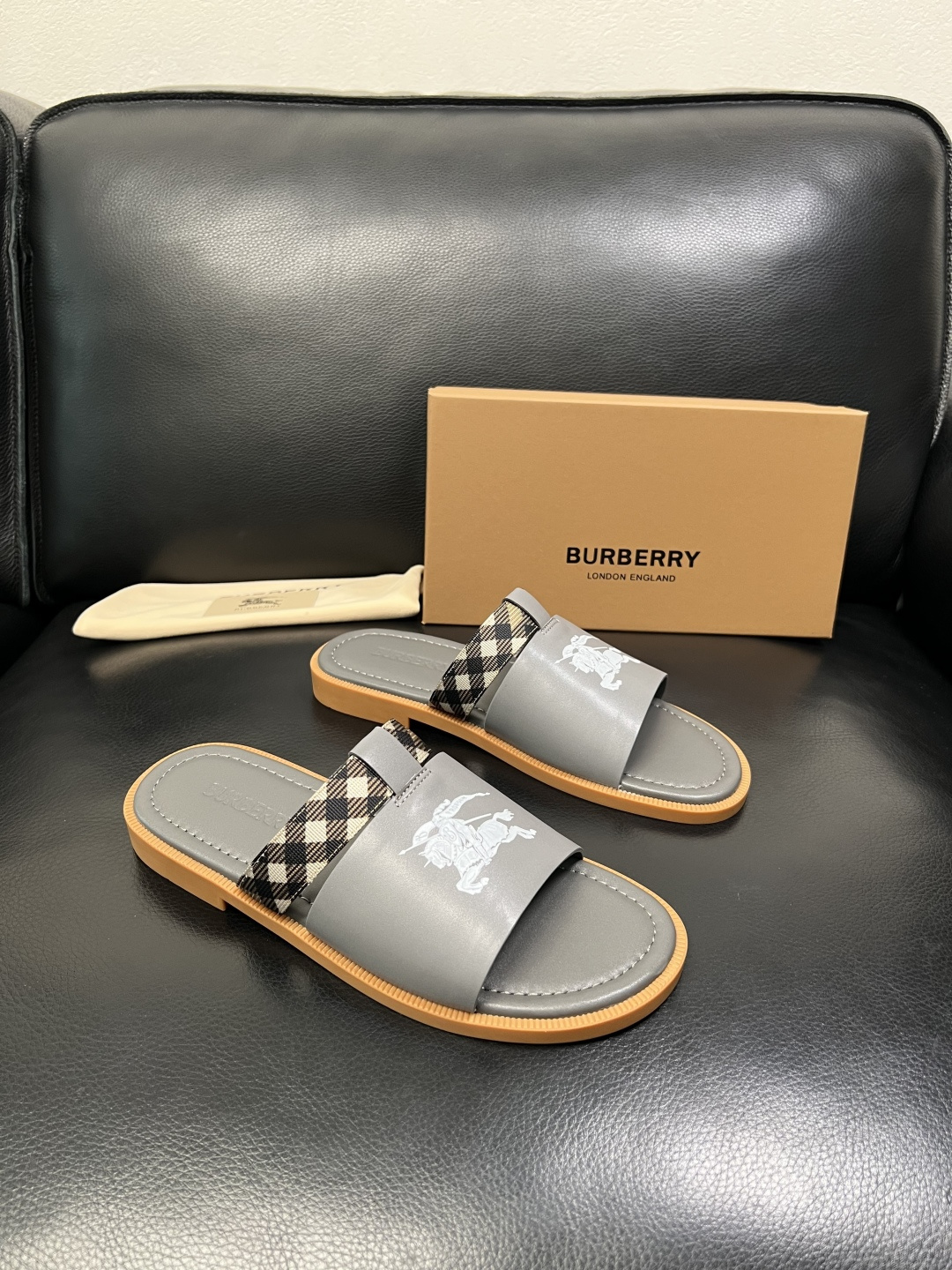 BURBERRY 顶级工艺品 巴宝莉 拖鞋专柜同步，原厂配置意大利进口牛皮面料，高品质复杂拼接工艺，进口