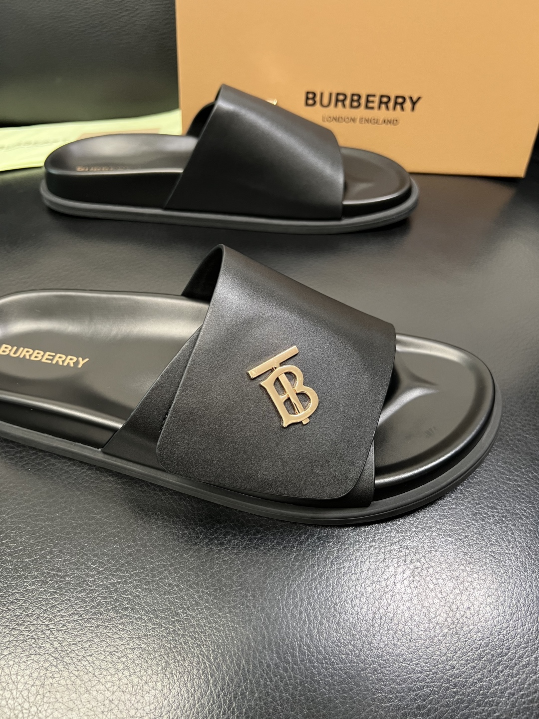 BURBERRY 顶级工艺品 巴宝莉 拖鞋专柜同步，原厂配置意大利进口牛皮面料，高品质复杂拼接工艺，进口