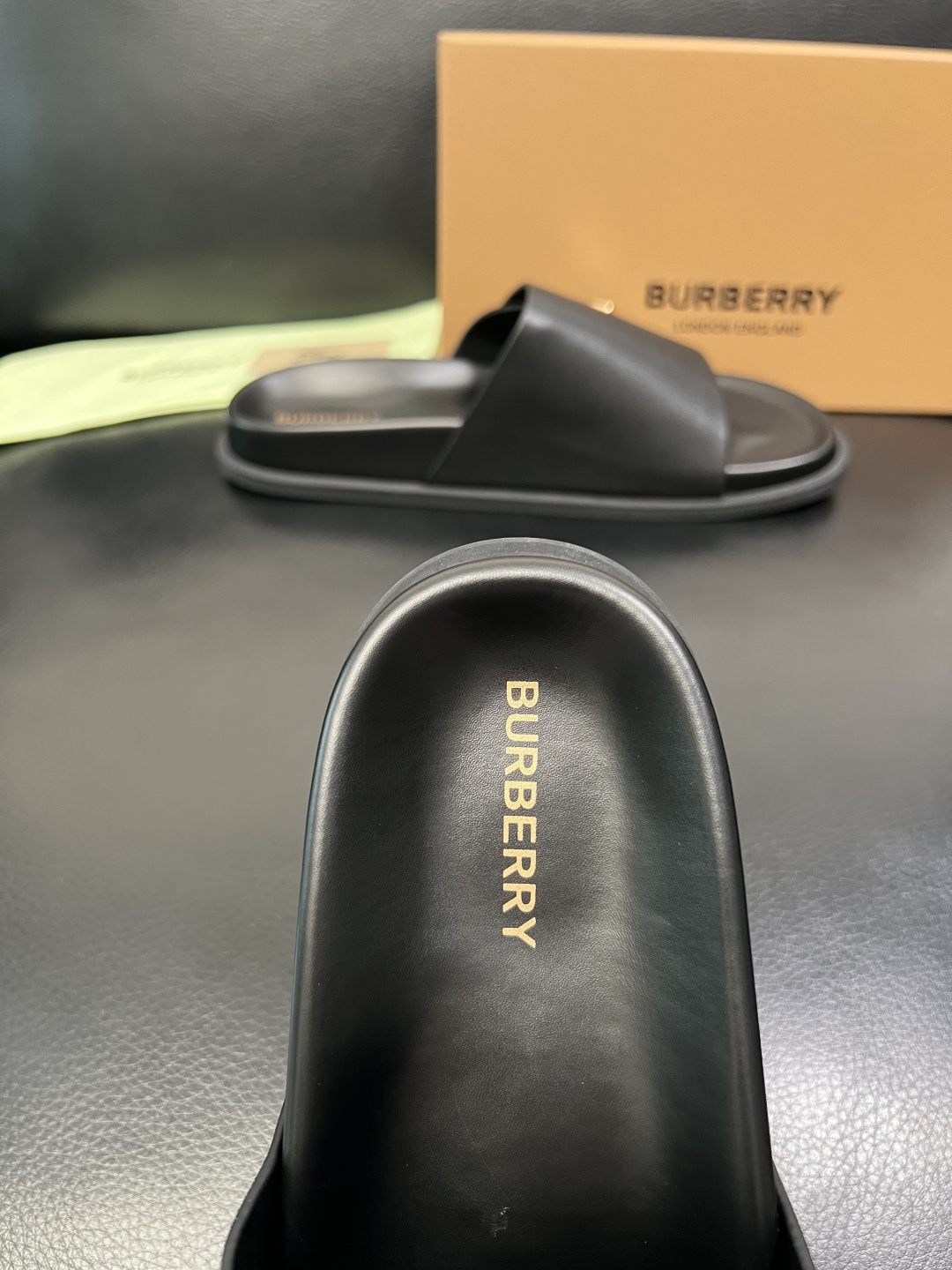 BURBERRY 顶级工艺品 巴宝莉 拖鞋专柜同步，原厂配置意大利进口牛皮面料，高品质复杂拼接工艺，进口