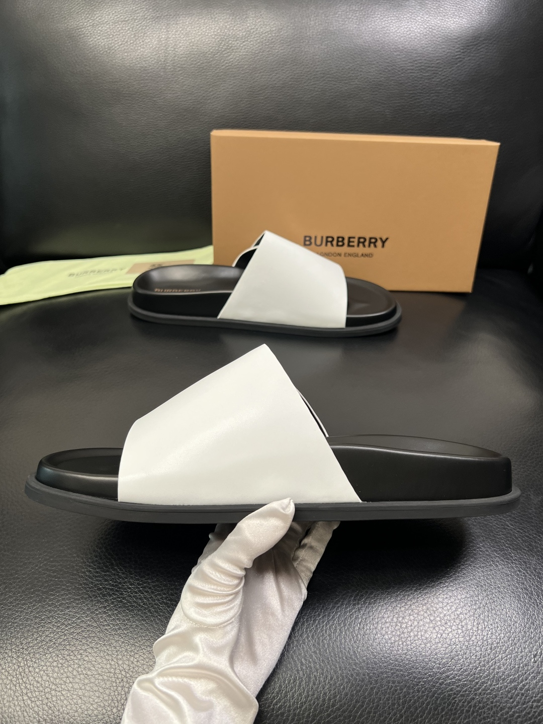 BURBERRY 顶级工艺品 巴宝莉 拖鞋专柜同步，原厂配置意大利进口牛皮面料，高品质复杂拼接工艺，进口