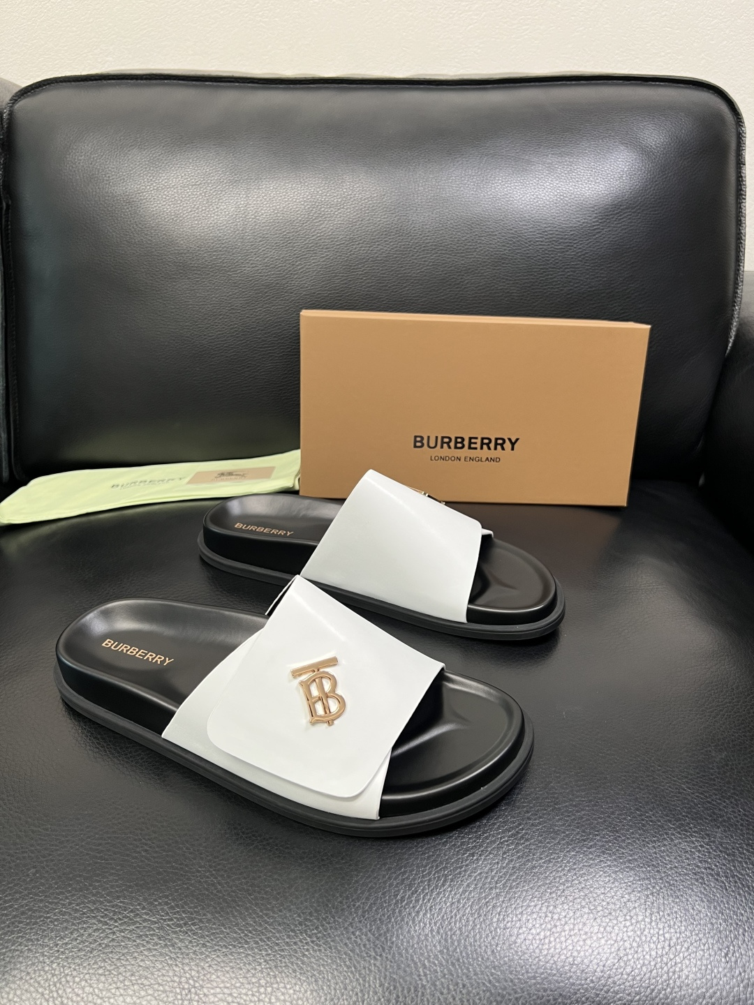 BURBERRY 顶级工艺品 巴宝莉 拖鞋专柜同步，原厂配置意大利进口牛皮面料，高品质复杂拼接工艺，进口