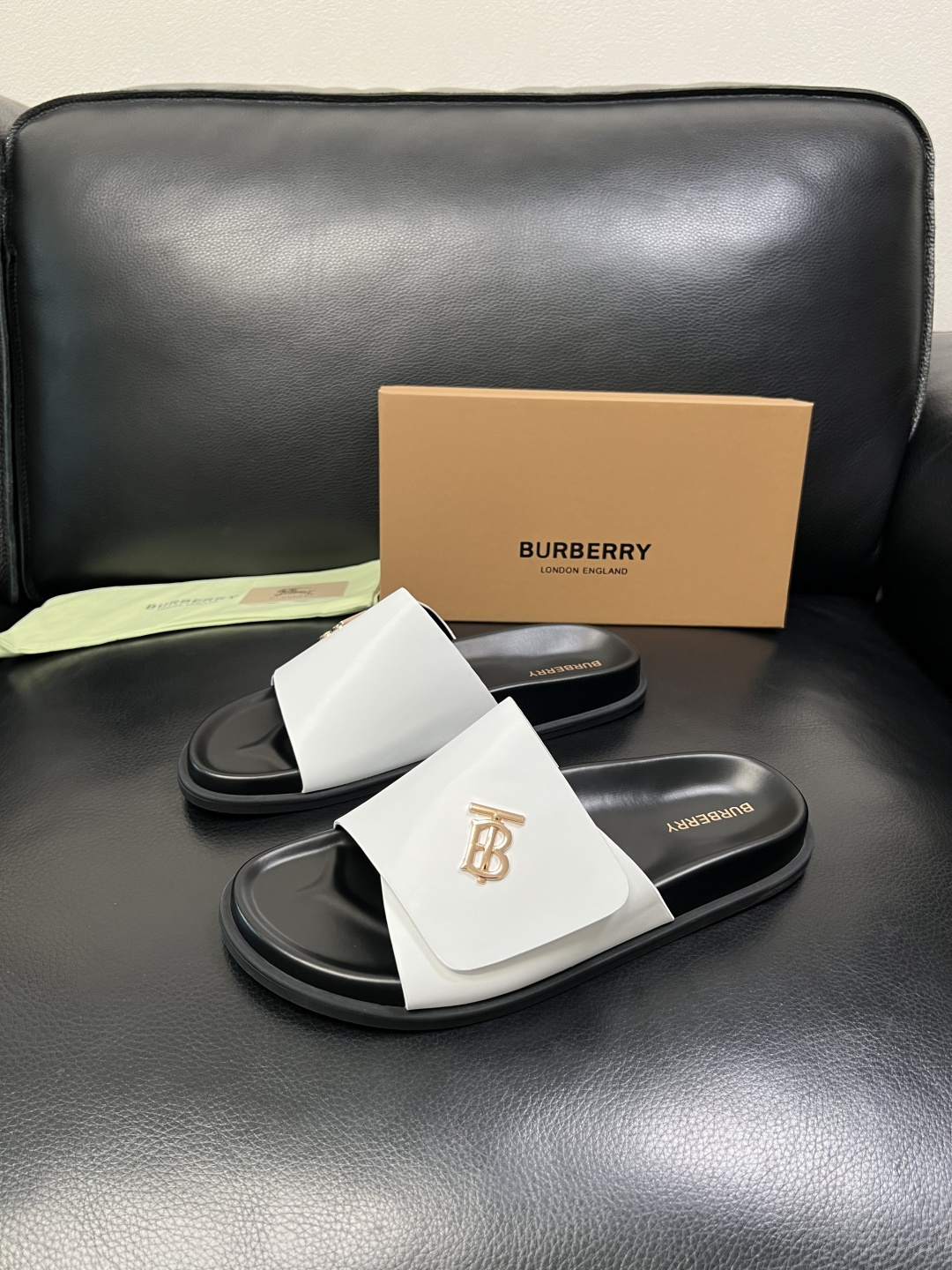 BURBERRY 顶级工艺品 巴宝莉 拖鞋专柜同步，原厂配置意大利进口牛皮面料，高品质复杂拼接工艺，进口