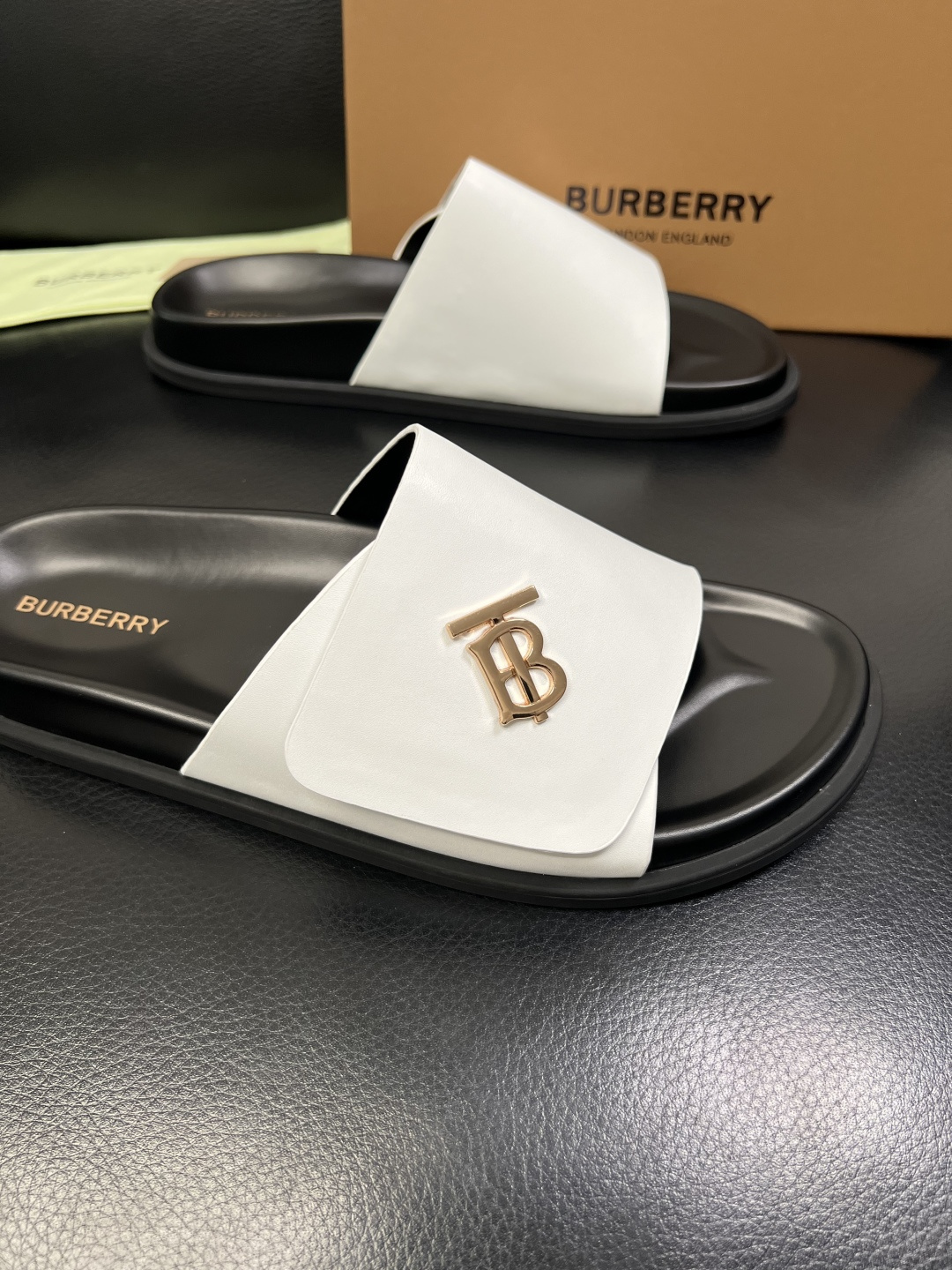 BURBERRY 顶级工艺品 巴宝莉 拖鞋专柜同步，原厂配置意大利进口牛皮面料，高品质复杂拼接工艺，进口
