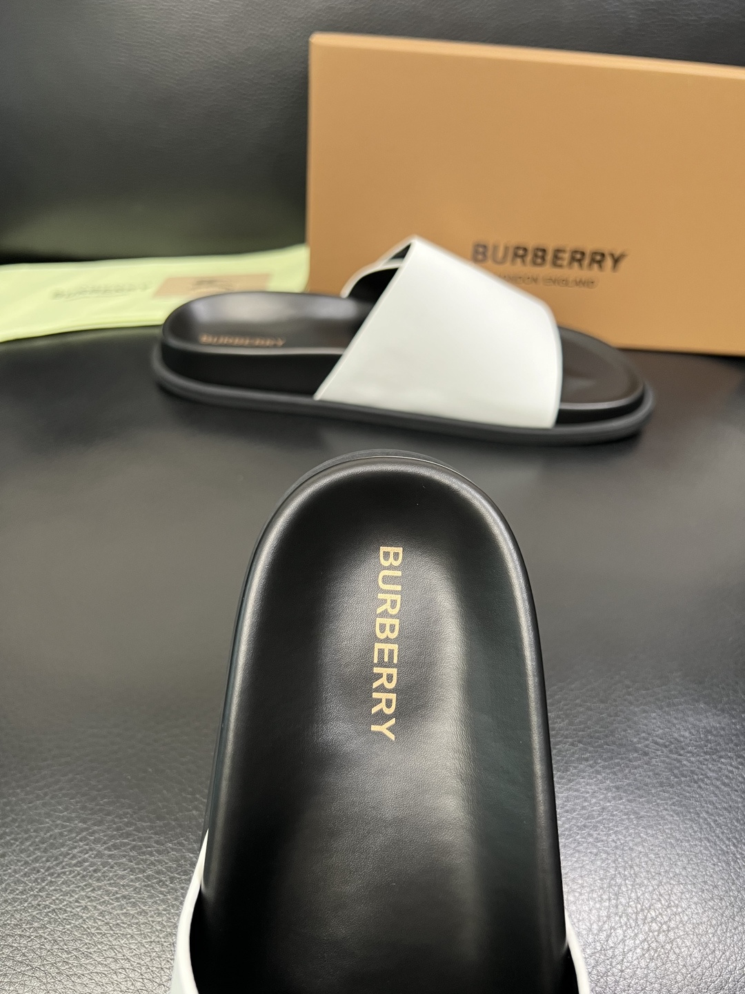 BURBERRY 顶级工艺品 巴宝莉 拖鞋专柜同步，原厂配置意大利进口牛皮面料，高品质复杂拼接工艺，进口