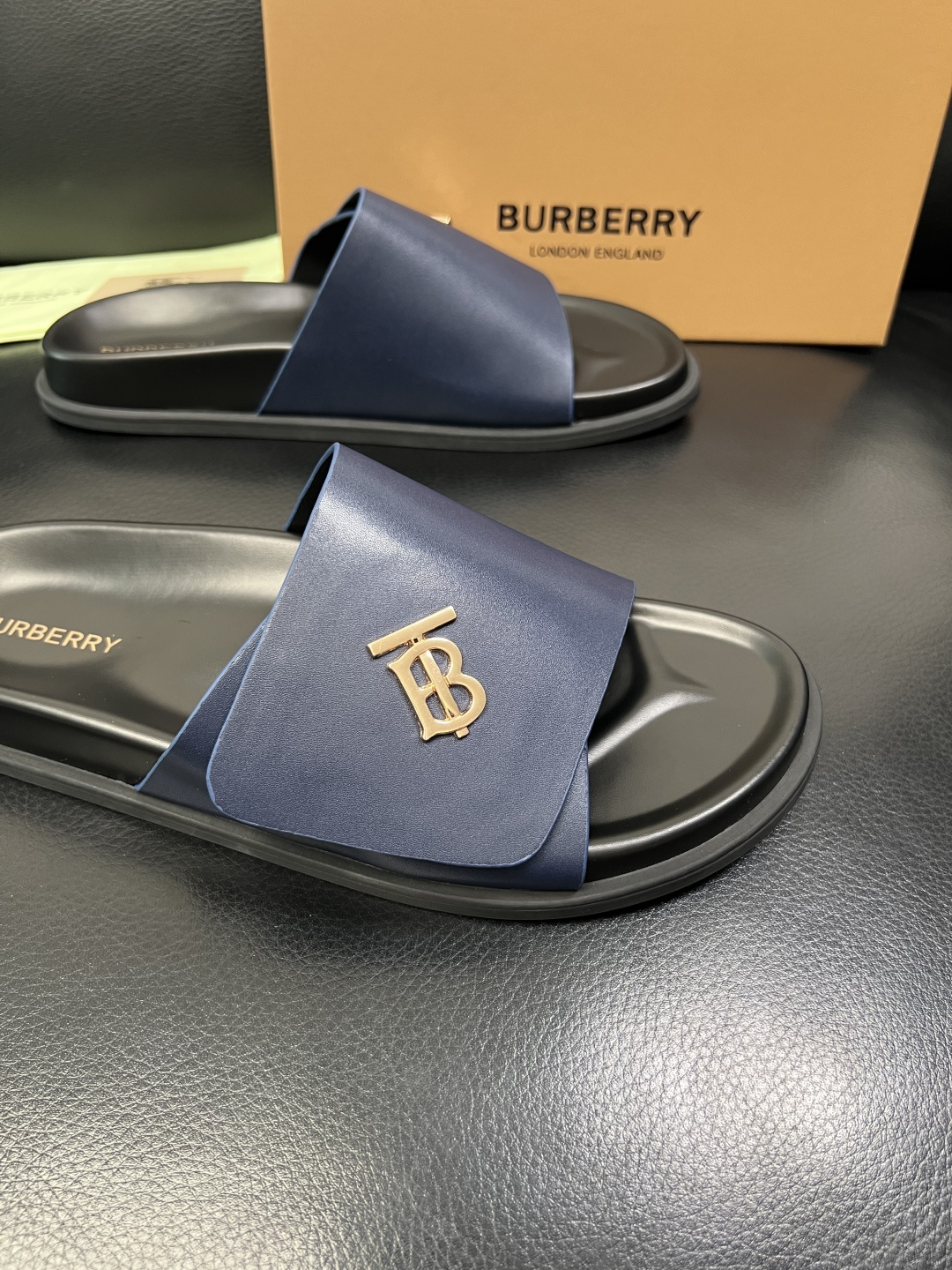 BURBERRY 顶级工艺品 巴宝莉 拖鞋专柜同步，原厂配置意大利进口牛皮面料，高品质复杂拼接工艺，进口