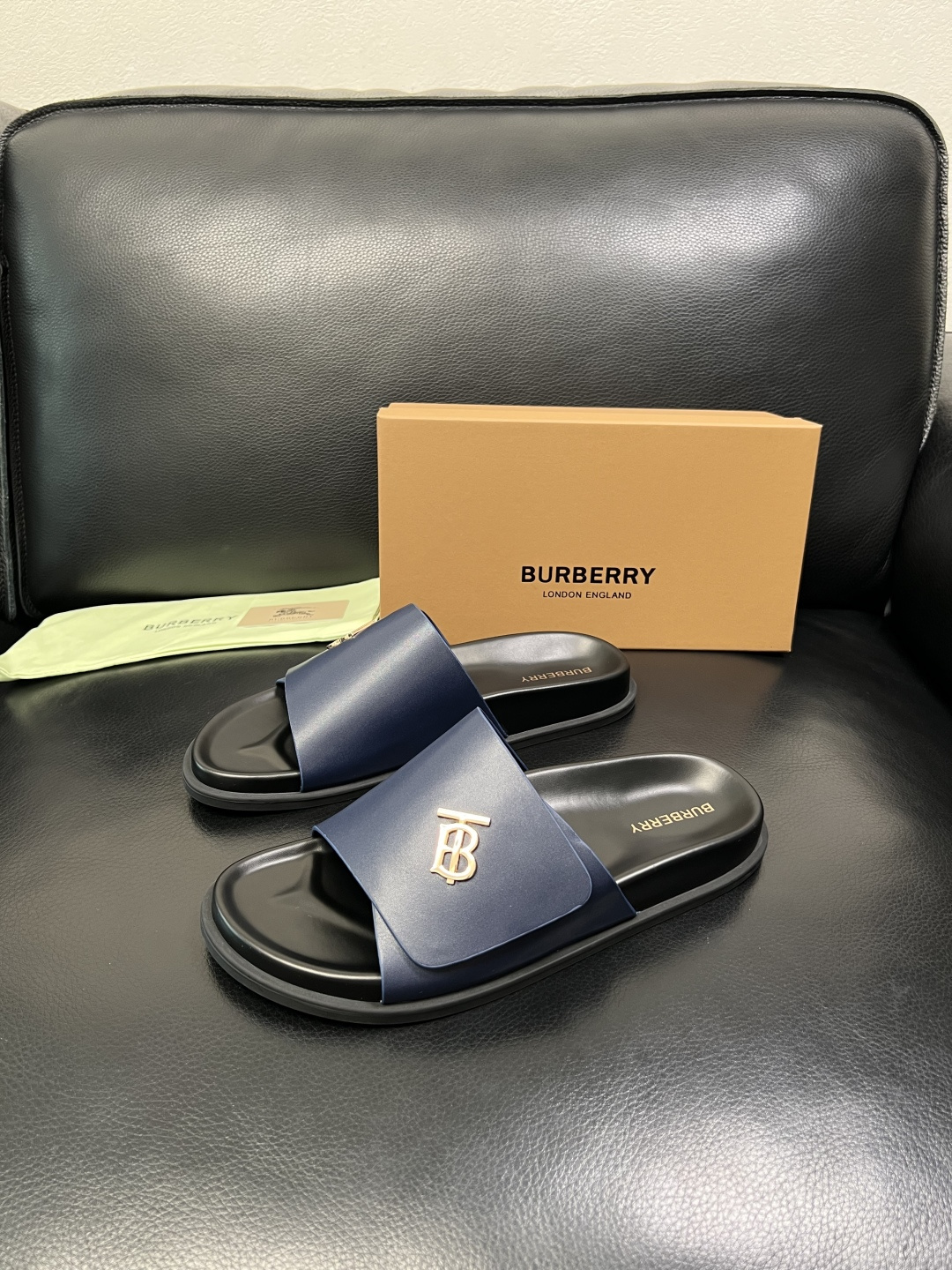 BURBERRY 顶级工艺品 巴宝莉 拖鞋专柜同步，原厂配置意大利进口牛皮面料，高品质复杂拼接工艺，进口