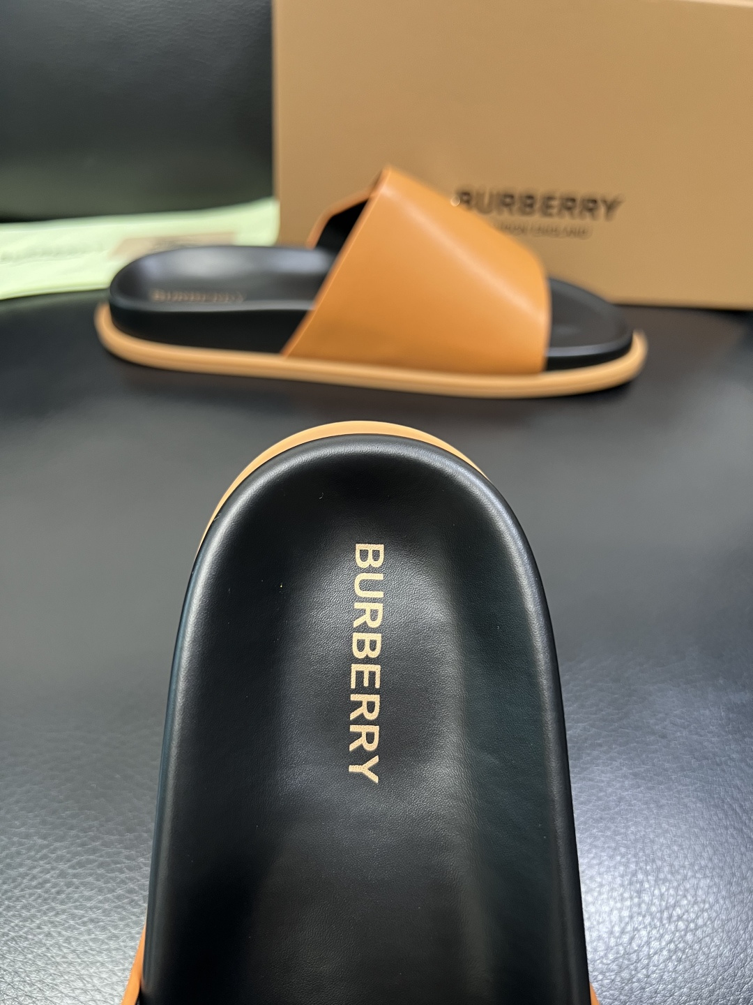 BURBERRY 顶级工艺品 巴宝莉 拖鞋专柜同步，原厂配置意大利进口牛皮面料，高品质复杂拼接工艺，进口