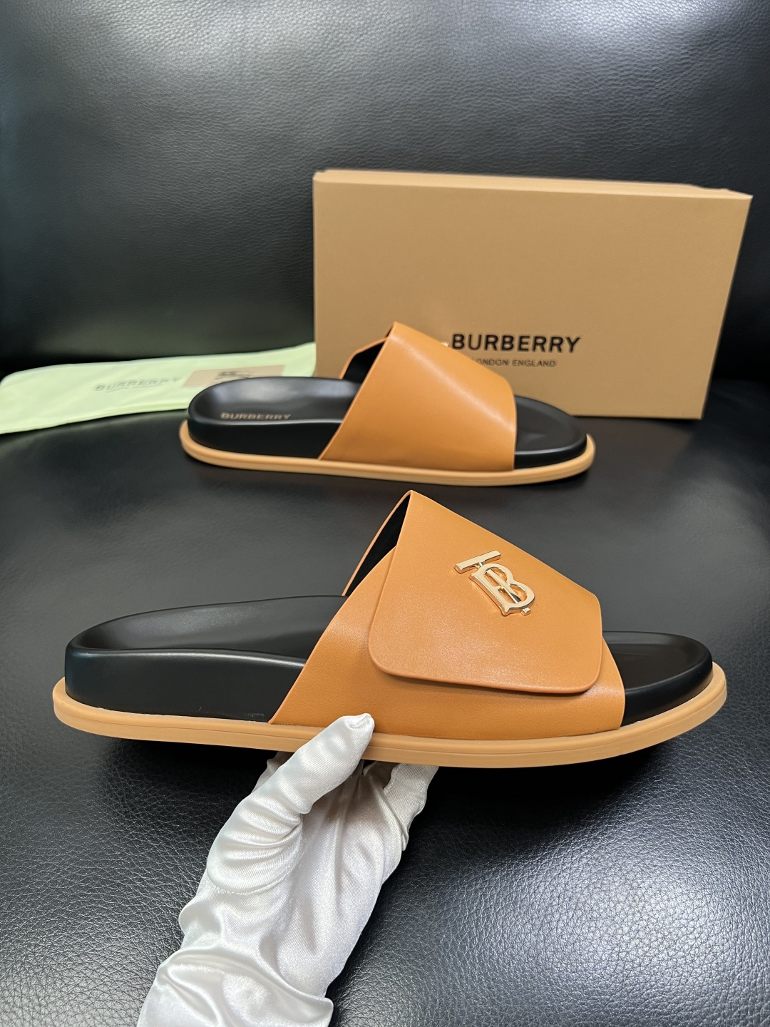 BURBERRY 顶级工艺品 巴宝莉 拖鞋专柜同步，原厂配置意大利进口牛皮面料，高品质复杂拼接工艺，进口