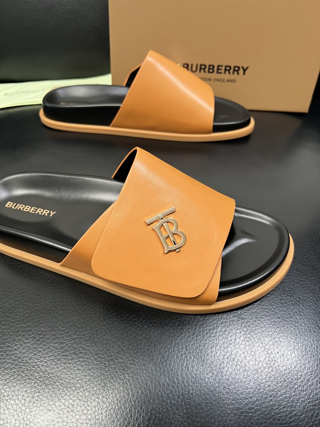 BURBERRY 顶级工艺品 巴宝莉 拖鞋专柜同步，原厂配置意大利进口牛皮面料，高品质复杂拼接工艺，进口
