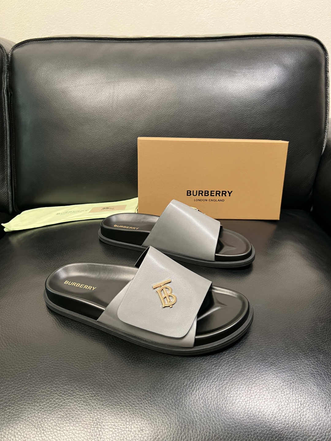 BURBERRY 顶级工艺品 巴宝莉 拖鞋专柜同步，原厂配置意大利进口牛皮面料，高品质复杂拼接工艺，进口