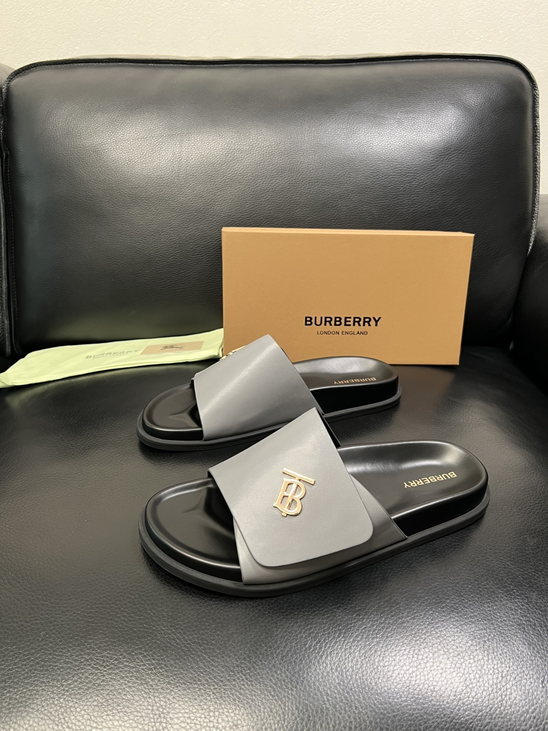 BURBERRY 顶级工艺品 巴宝莉 拖鞋专柜同步，原厂配置意大利进口牛皮面料，高品质复杂拼接工艺，进口