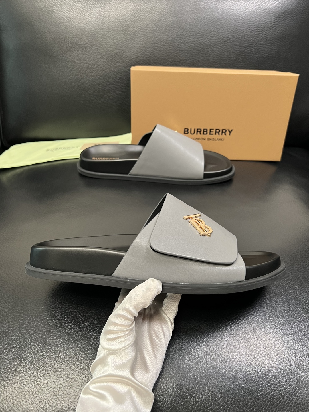 BURBERRY 顶级工艺品 巴宝莉 拖鞋专柜同步，原厂配置意大利进口牛皮面料，高品质复杂拼接工艺，进口