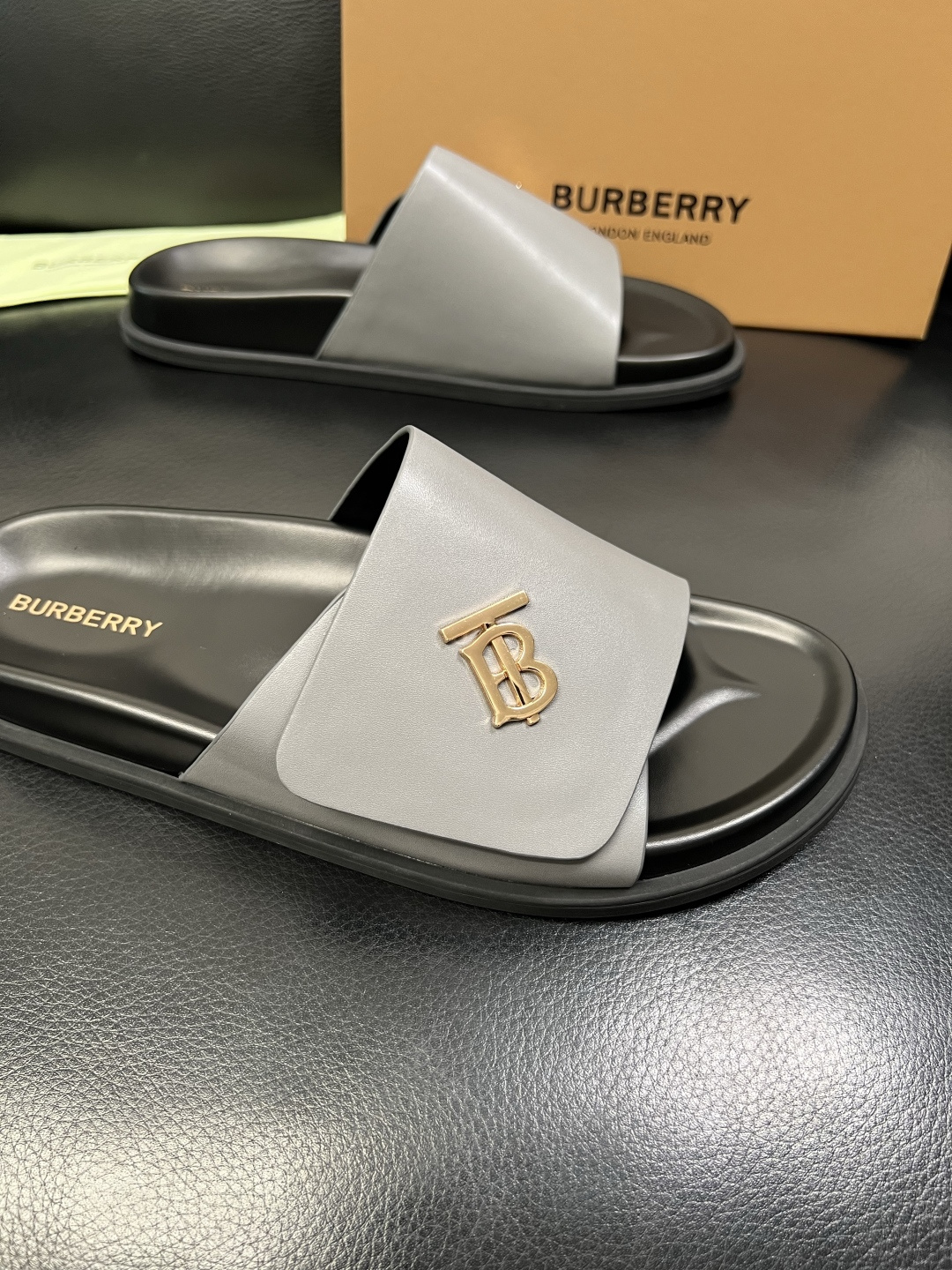 BURBERRY 顶级工艺品 巴宝莉 拖鞋专柜同步，原厂配置意大利进口牛皮面料，高品质复杂拼接工艺，进口