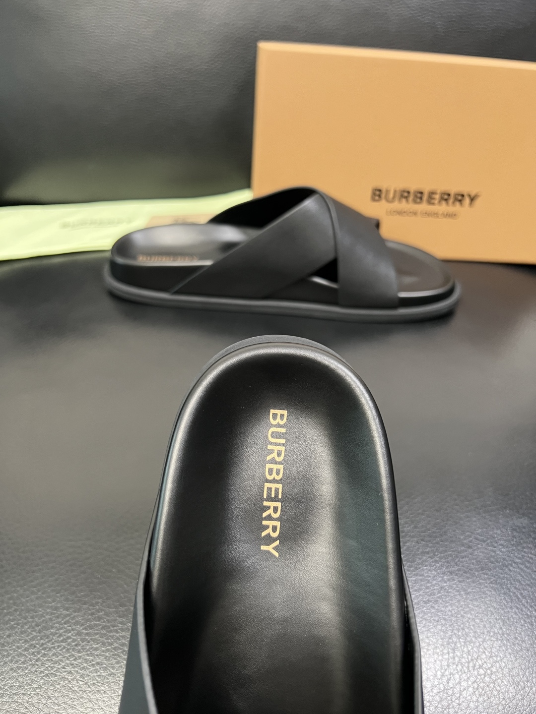 BURBERRY 顶级工艺品 巴宝莉 拖鞋专柜同步，原厂配置意大利进口牛皮面料，高品质复杂拼接工艺，进口