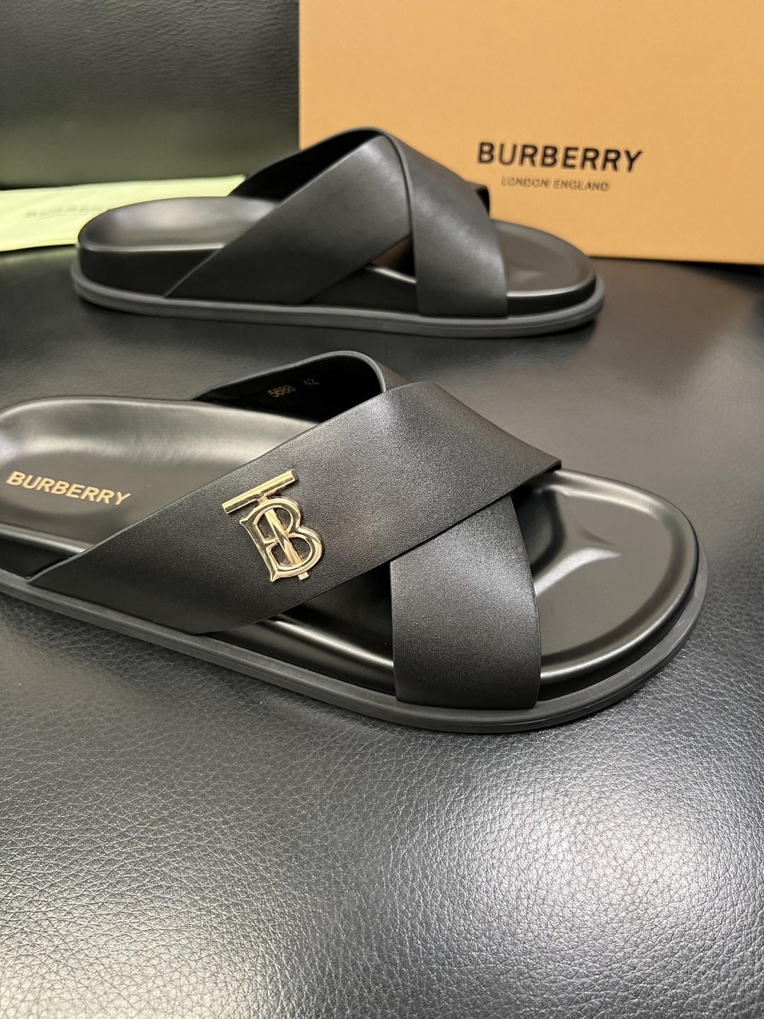 BURBERRY 顶级工艺品 巴宝莉 拖鞋专柜同步，原厂配置意大利进口牛皮面料，高品质复杂拼接工艺，进口