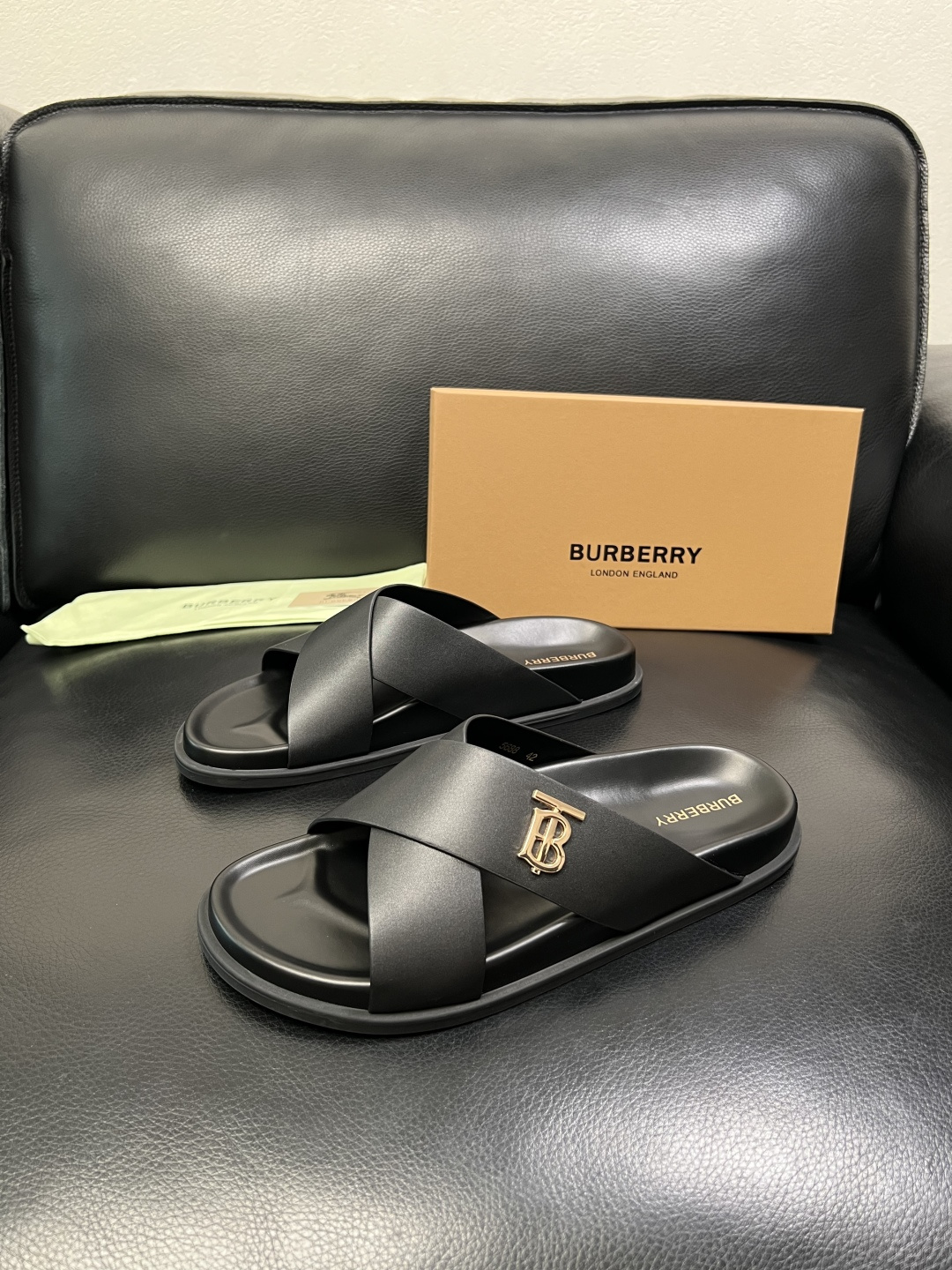 BURBERRY 顶级工艺品 巴宝莉 拖鞋专柜同步，原厂配置意大利进口牛皮面料，高品质复杂拼接工艺，进口