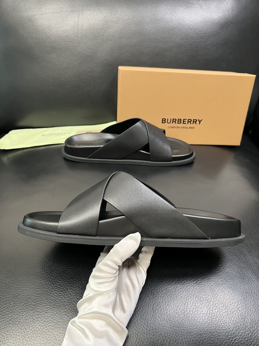 BURBERRY 顶级工艺品 巴宝莉 拖鞋专柜同步，原厂配置意大利进口牛皮面料，高品质复杂拼接工艺，进口