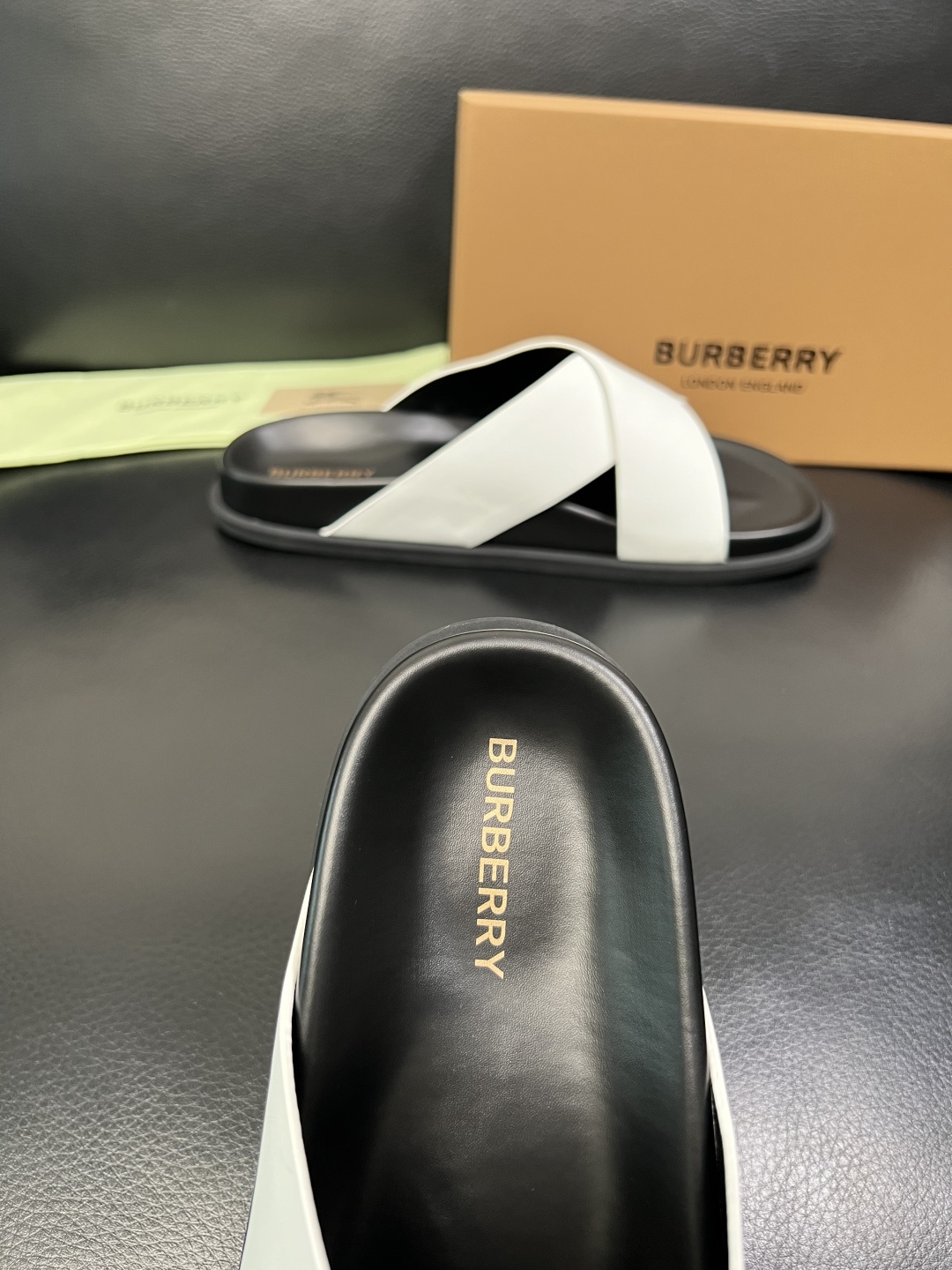 BURBERRY 顶级工艺品 巴宝莉 拖鞋专柜同步，原厂配置意大利进口牛皮面料，高品质复杂拼接工艺，进口
