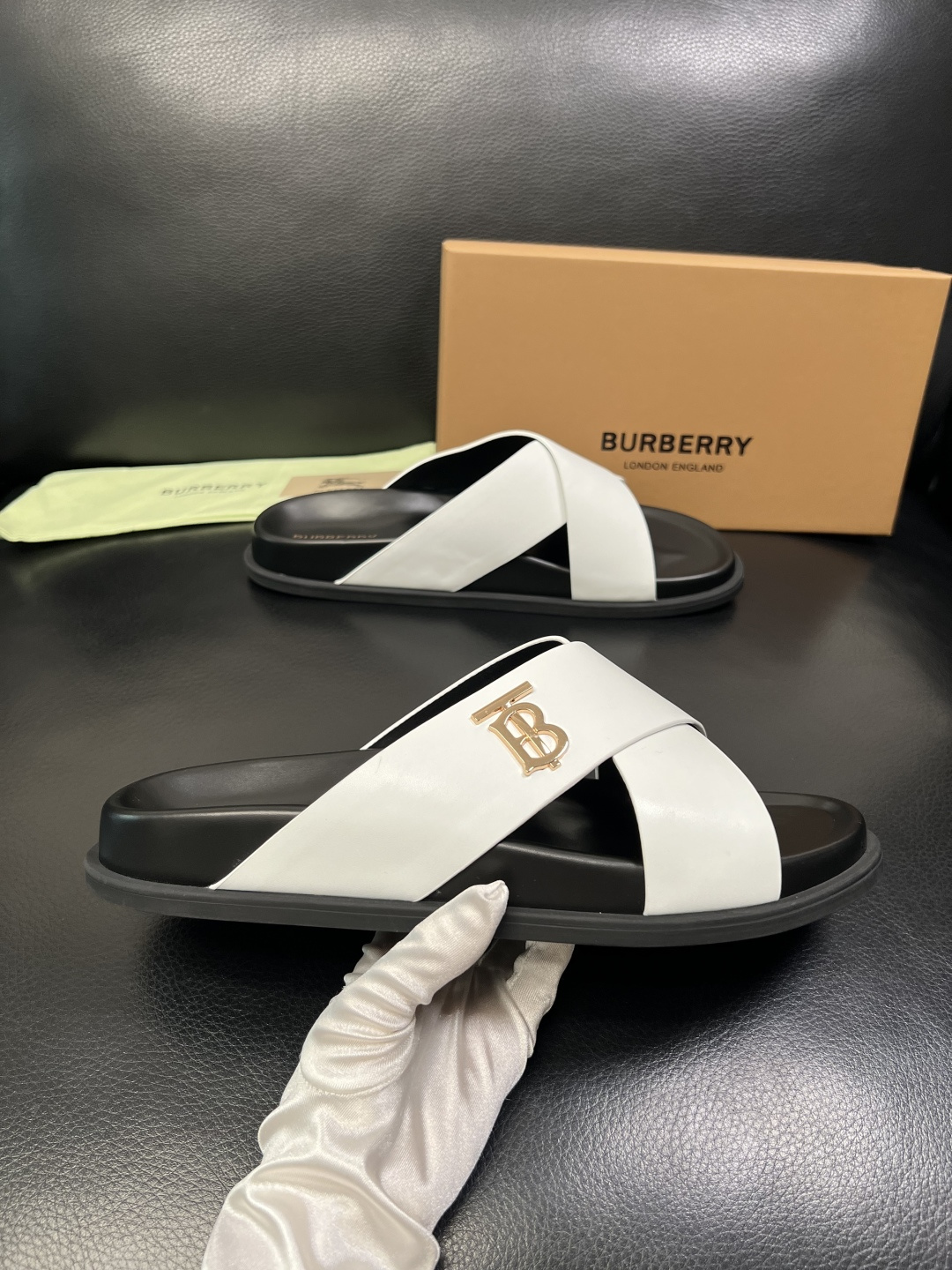 BURBERRY 顶级工艺品 巴宝莉 拖鞋专柜同步，原厂配置意大利进口牛皮面料，高品质复杂拼接工艺，进口