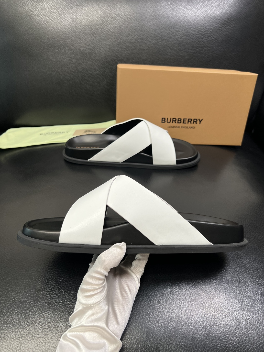 BURBERRY 顶级工艺品 巴宝莉 拖鞋专柜同步，原厂配置意大利进口牛皮面料，高品质复杂拼接工艺，进口