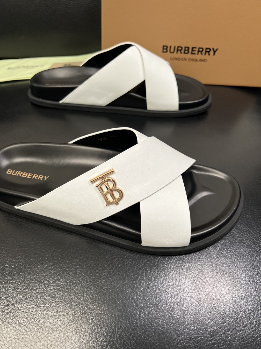 BURBERRY 顶级工艺品 巴宝莉 拖鞋专柜同步，原厂配置意大利进口牛皮面料，高品质复杂拼接工艺，进口