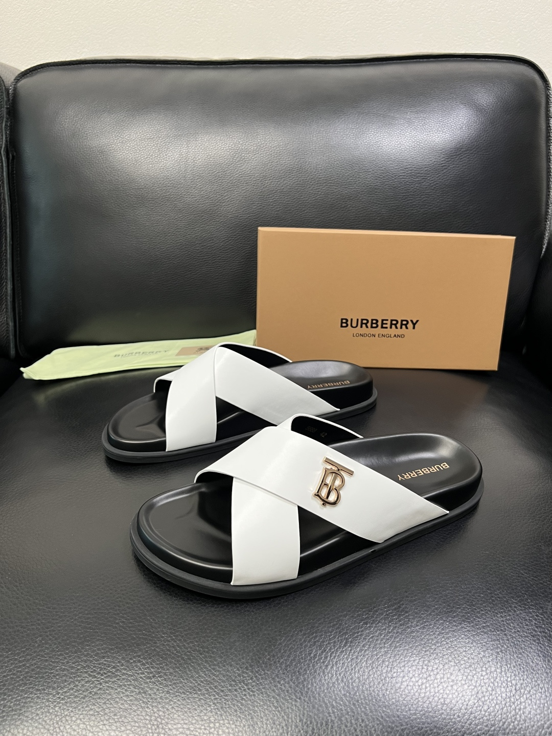 BURBERRY 顶级工艺品 巴宝莉 拖鞋专柜同步，原厂配置意大利进口牛皮面料，高品质复杂拼接工艺，进口