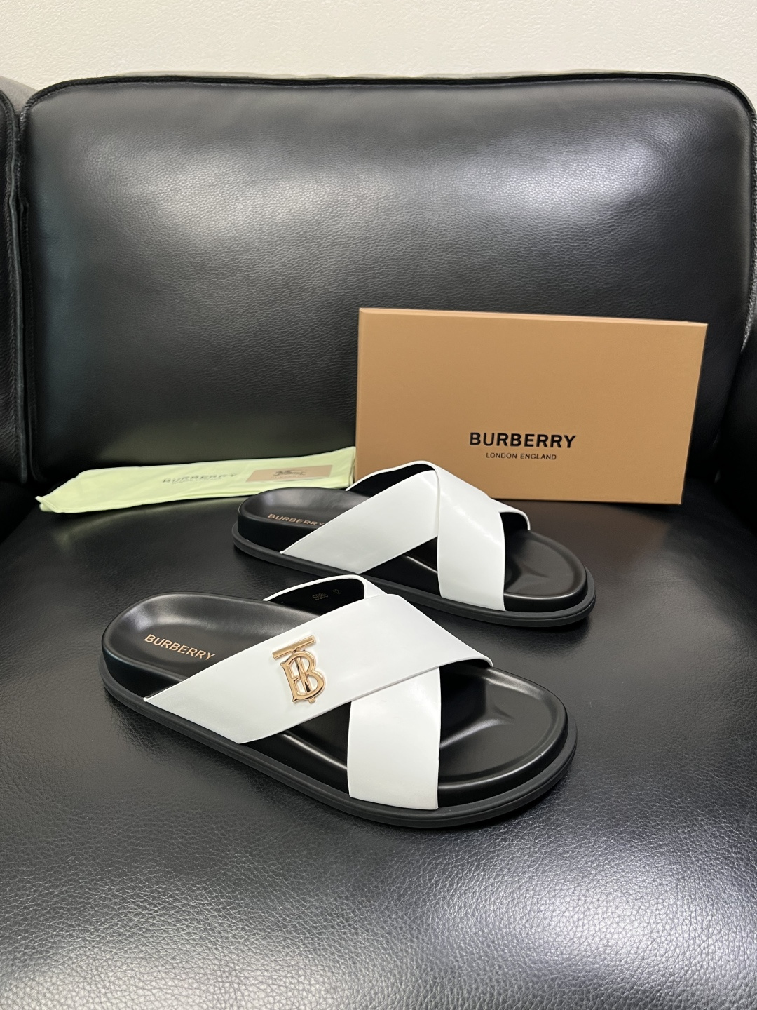 BURBERRY 顶级工艺品 巴宝莉 拖鞋专柜同步，原厂配置意大利进口牛皮面料，高品质复杂拼接工艺，进口
