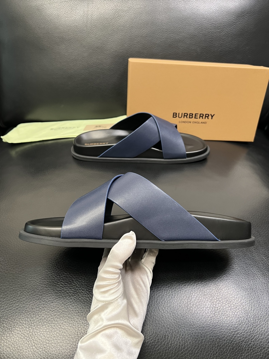 BURBERRY 顶级工艺品 巴宝莉 拖鞋专柜同步，原厂配置意大利进口牛皮面料，高品质复杂拼接工艺，进口