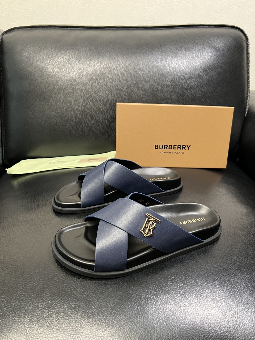 BURBERRY 顶级工艺品 巴宝莉 拖鞋专柜同步，原厂配置意大利进口牛皮面料，高品质复杂拼接工艺，进口