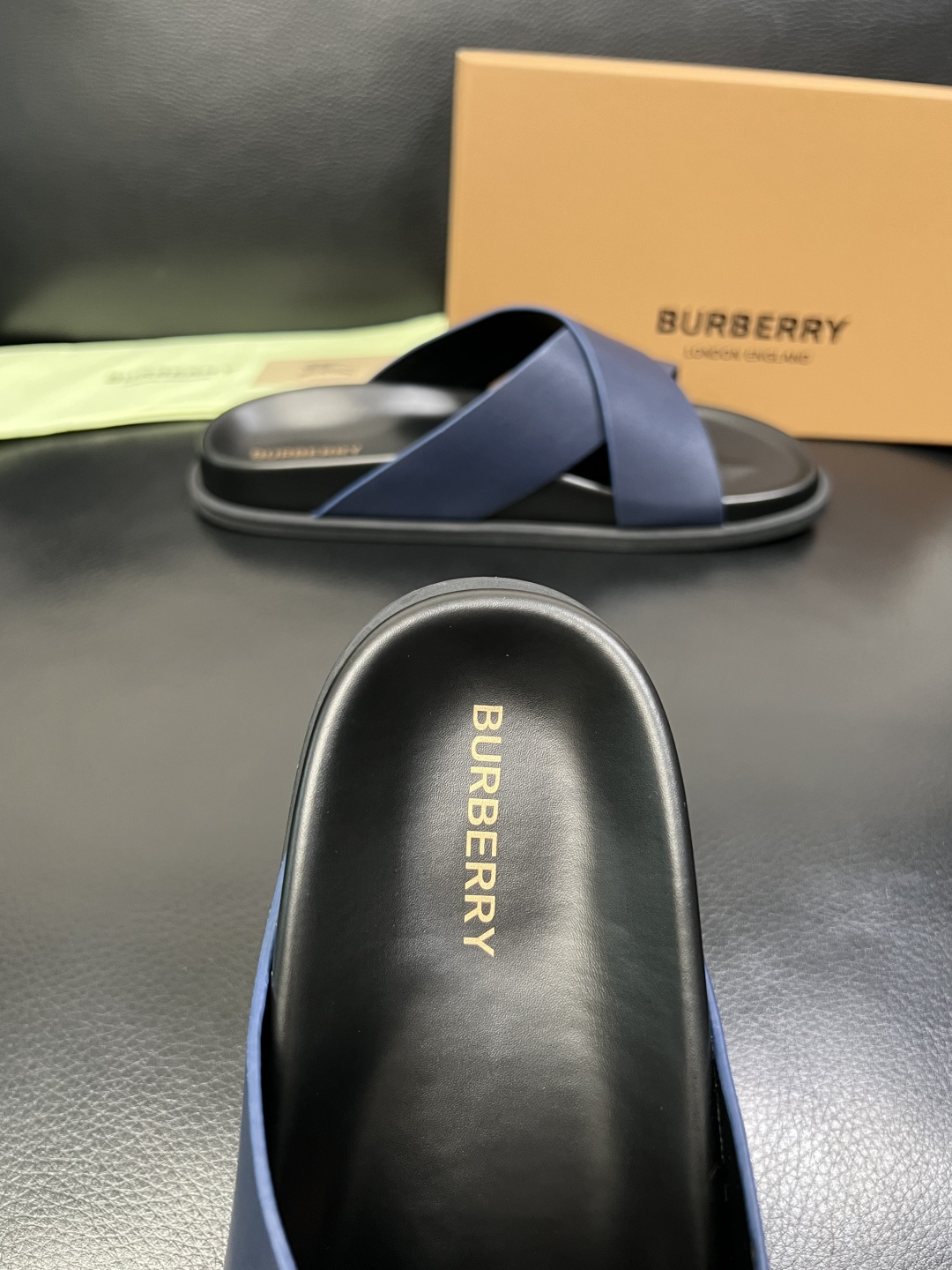 BURBERRY 顶级工艺品 巴宝莉 拖鞋专柜同步，原厂配置意大利进口牛皮面料，高品质复杂拼接工艺，进口