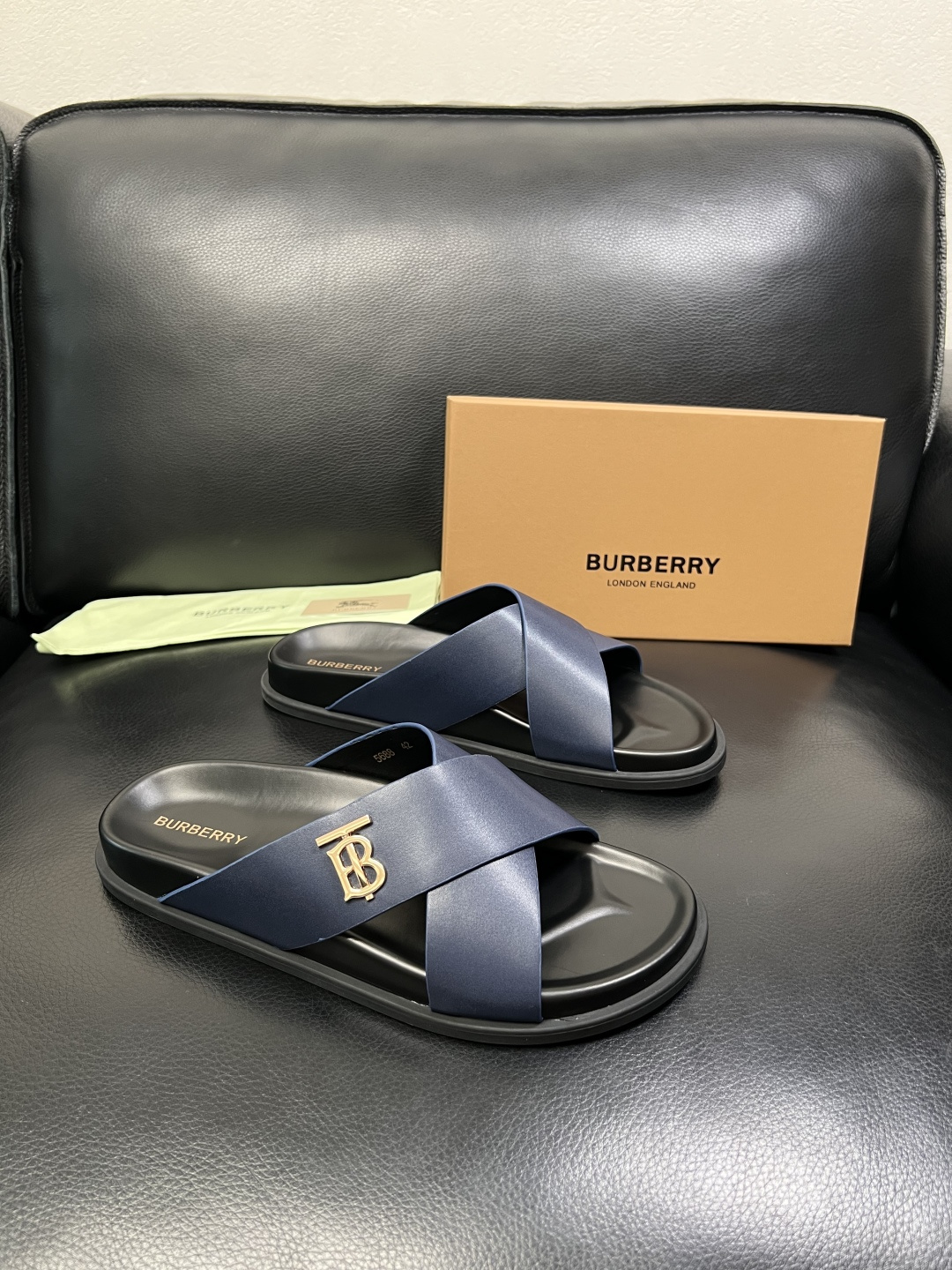 BURBERRY 顶级工艺品 巴宝莉 拖鞋专柜同步，原厂配置意大利进口牛皮面料，高品质复杂拼接工艺，进口