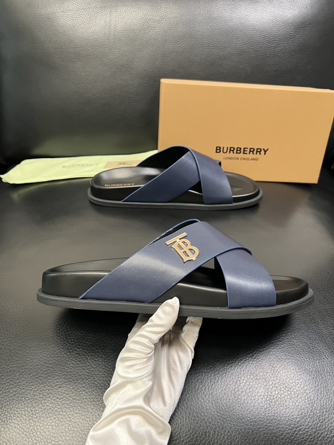 BURBERRY 顶级工艺品 巴宝莉 拖鞋专柜同步，原厂配置意大利进口牛皮面料，高品质复杂拼接工艺，进口