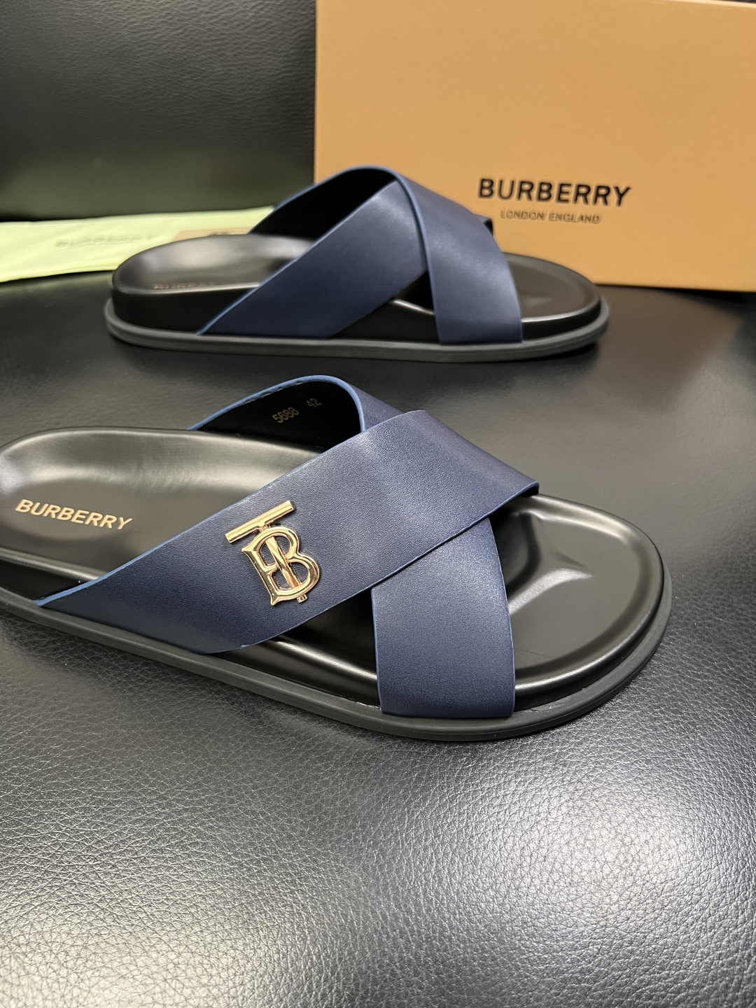 BURBERRY 顶级工艺品 巴宝莉 拖鞋专柜同步，原厂配置意大利进口牛皮面料，高品质复杂拼接工艺，进口