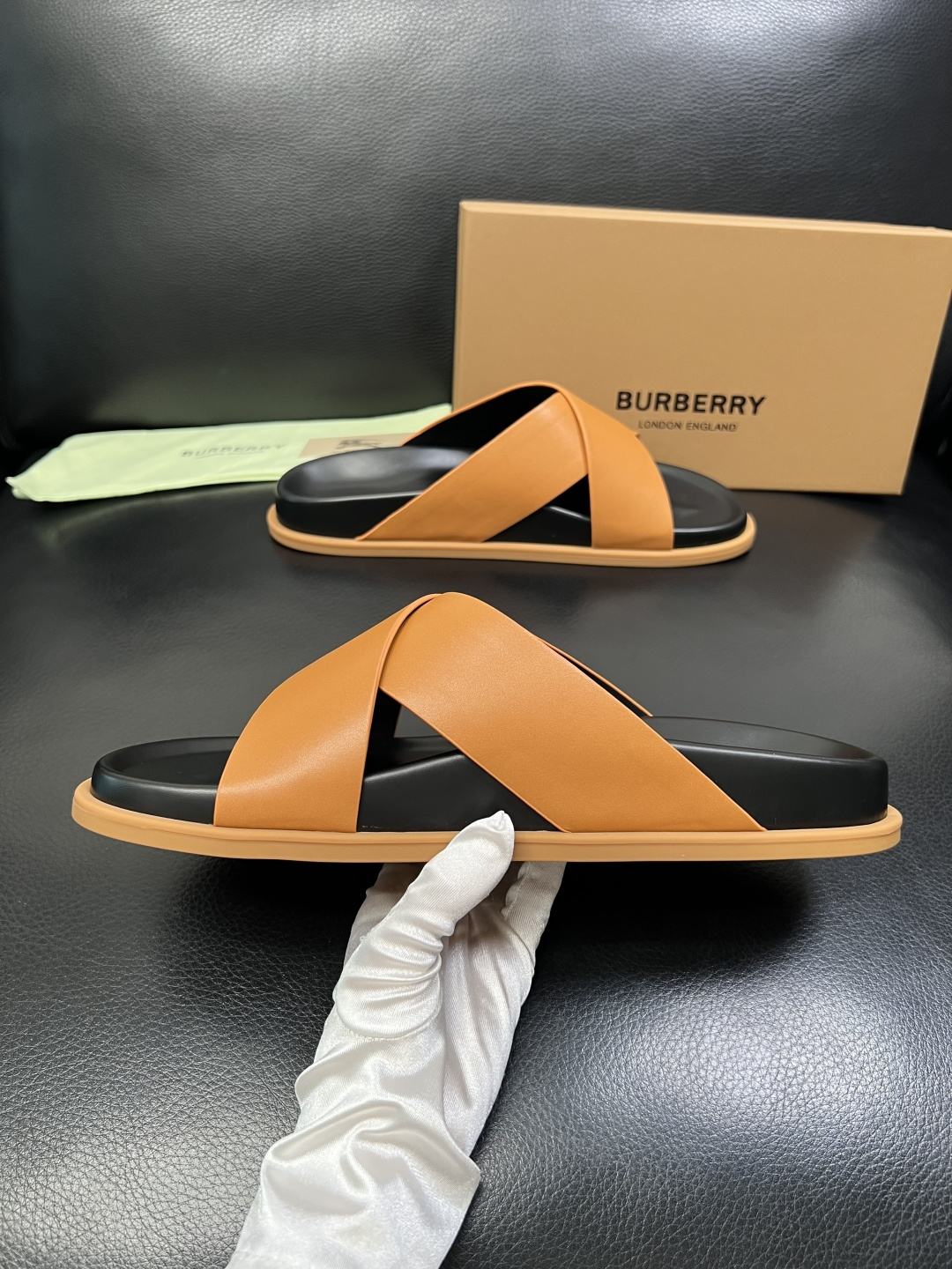 BURBERRY 顶级工艺品 巴宝莉 拖鞋专柜同步，原厂配置意大利进口牛皮面料，高品质复杂拼接工艺，进口