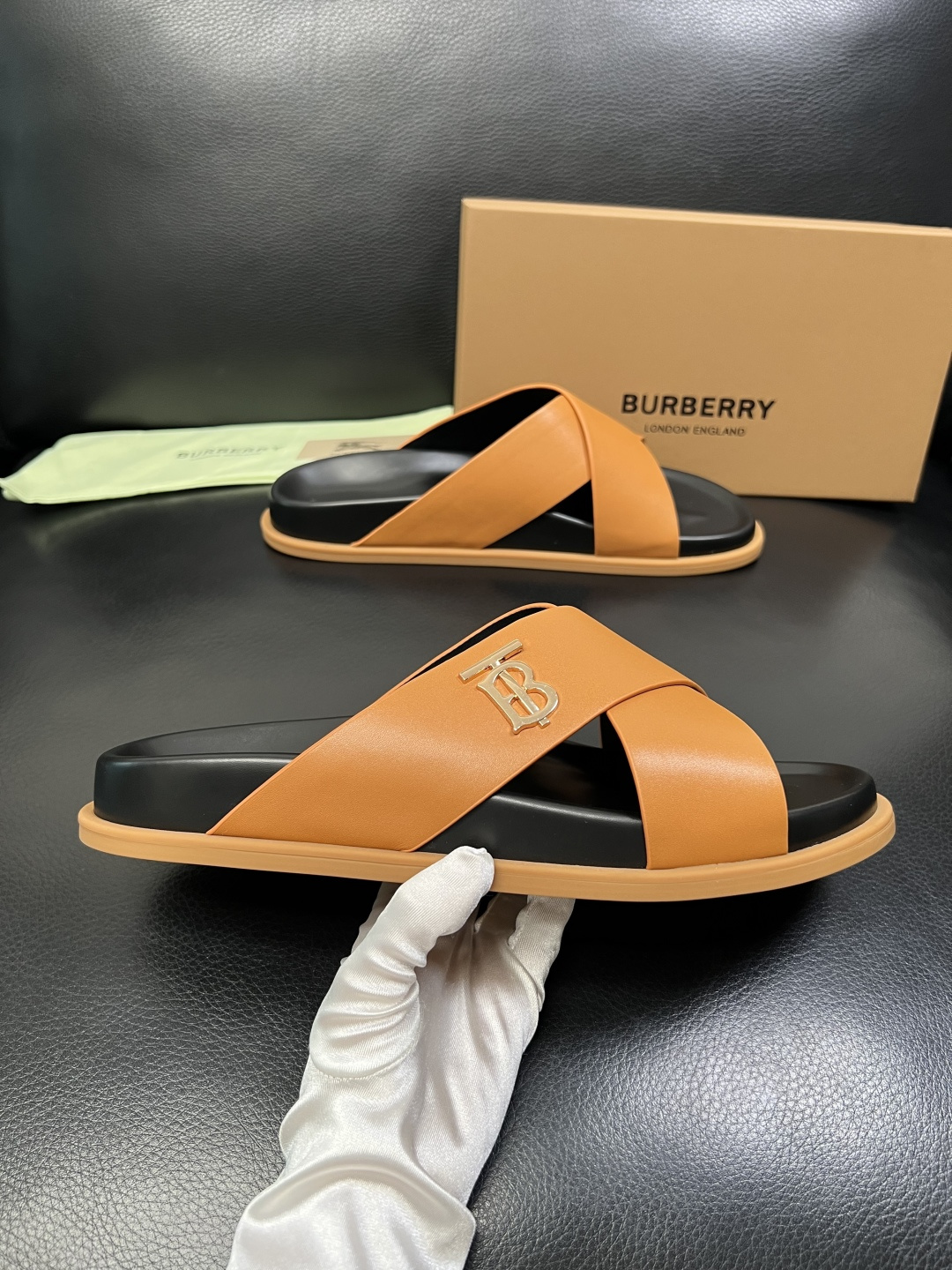 BURBERRY 顶级工艺品 巴宝莉 拖鞋专柜同步，原厂配置意大利进口牛皮面料，高品质复杂拼接工艺，进口
