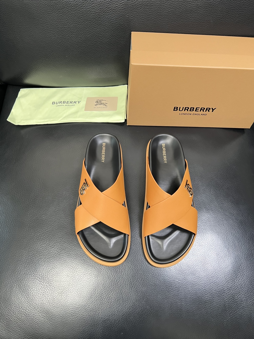 BURBERRY 顶级工艺品 巴宝莉 拖鞋专柜同步，原厂配置意大利进口牛皮面料，高品质复杂拼接工艺，进口