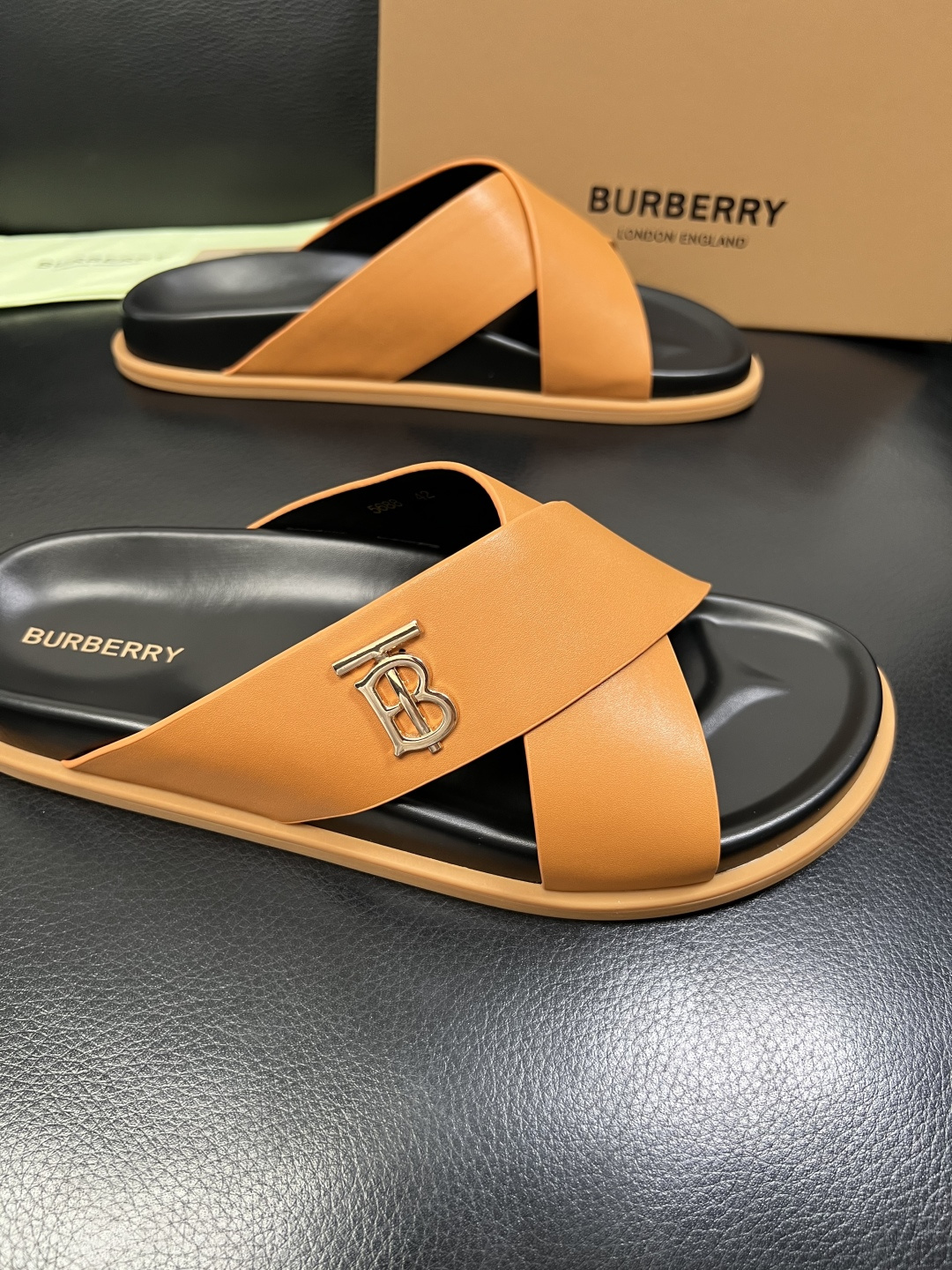 BURBERRY 顶级工艺品 巴宝莉 拖鞋专柜同步，原厂配置意大利进口牛皮面料，高品质复杂拼接工艺，进口
