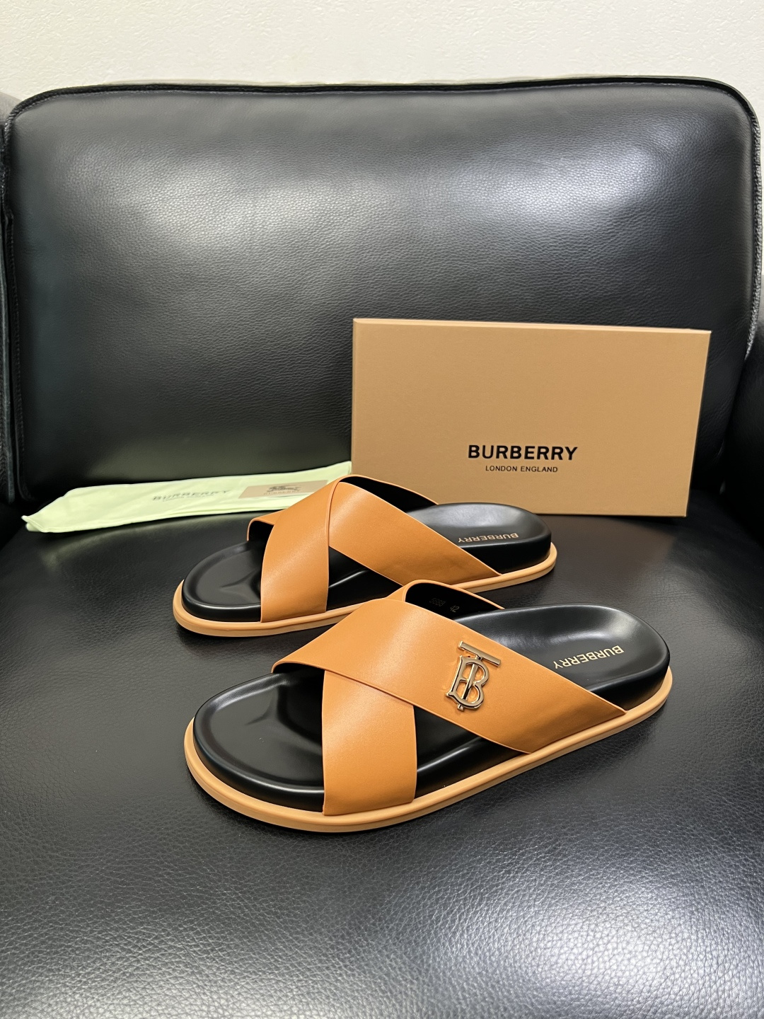BURBERRY 顶级工艺品 巴宝莉 拖鞋专柜同步，原厂配置意大利进口牛皮面料，高品质复杂拼接工艺，进口
