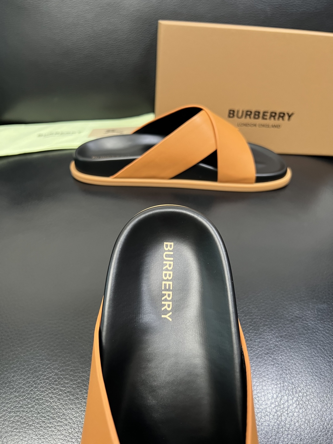 BURBERRY 顶级工艺品 巴宝莉 拖鞋专柜同步，原厂配置意大利进口牛皮面料，高品质复杂拼接工艺，进口