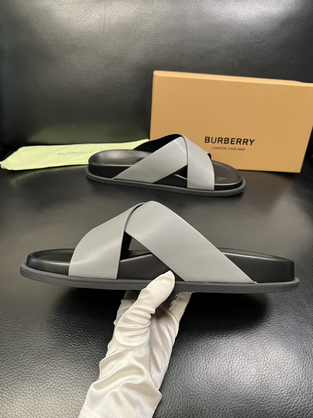 BURBERRY 顶级工艺品 巴宝莉 拖鞋专柜同步，原厂配置意大利进口牛皮面料，高品质复杂拼接工艺，进口