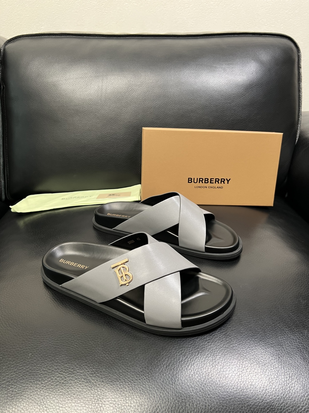 BURBERRY 顶级工艺品 巴宝莉 拖鞋专柜同步，原厂配置意大利进口牛皮面料，高品质复杂拼接工艺，进口