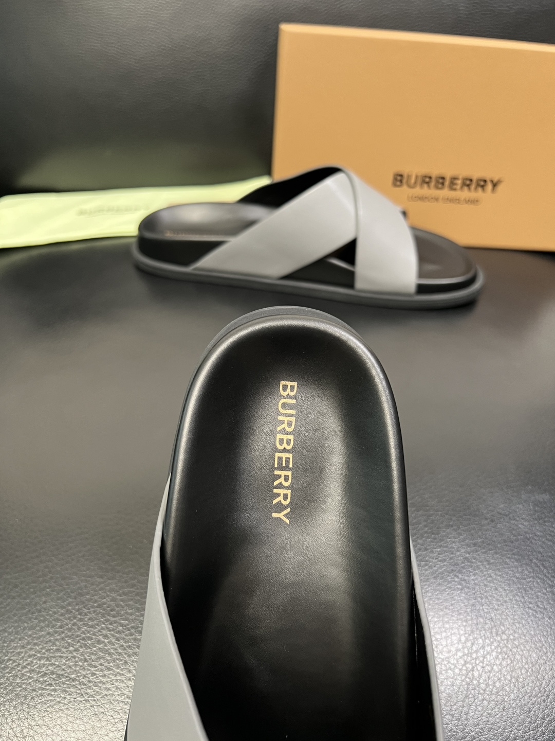 BURBERRY 顶级工艺品 巴宝莉 拖鞋专柜同步，原厂配置意大利进口牛皮面料，高品质复杂拼接工艺，进口