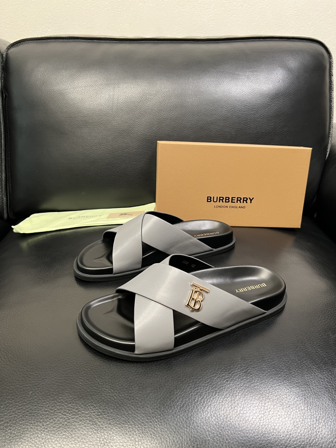 BURBERRY 顶级工艺品 巴宝莉 拖鞋专柜同步，原厂配置意大利进口牛皮面料，高品质复杂拼接工艺，进口